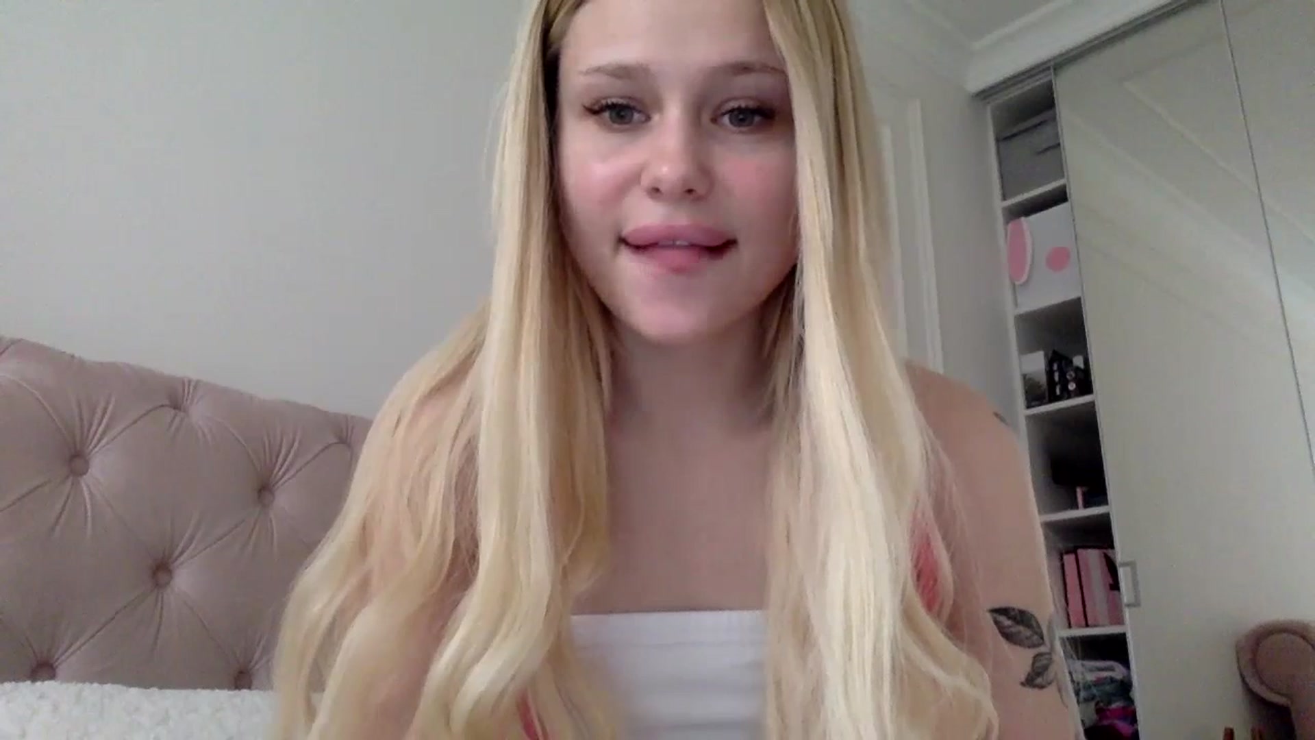 Gallery image thumbnail from StellaSol's myfreecams stream on, 12/01/2023, 11:51 image 13 of 20