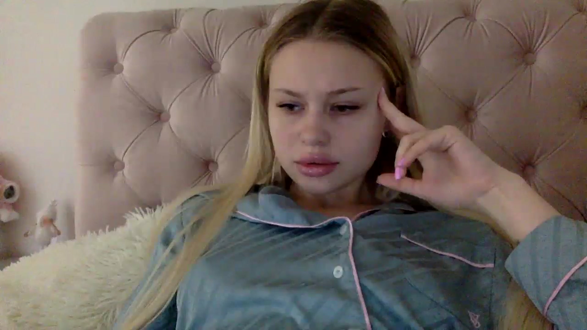 Gallery image thumbnail from StellaSol's myfreecams stream on, 12/15/2023, 08:35 image 18 of 20