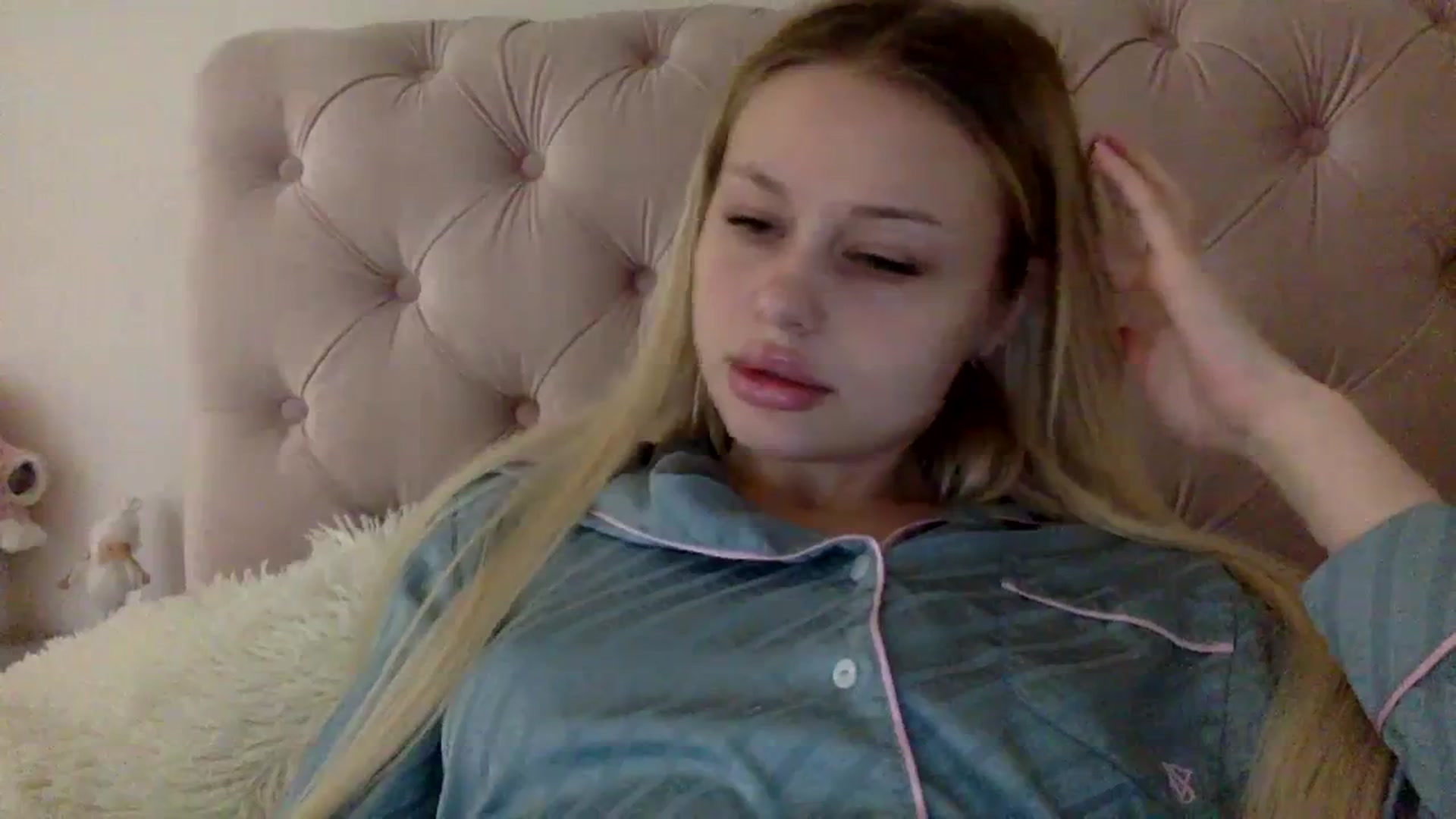 Gallery image thumbnail from StellaSol's myfreecams stream on, 12/15/2023, 08:35 image 16 of 20