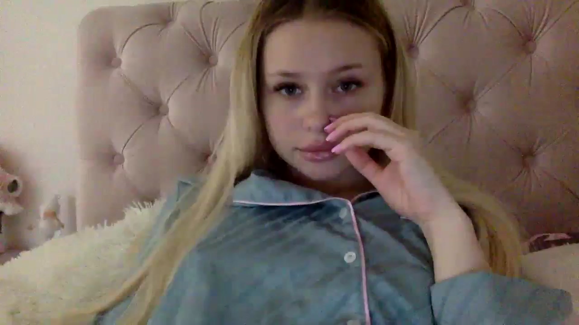 Gallery image thumbnail from StellaSol's myfreecams stream on, 12/15/2023, 08:35 image 14 of 20