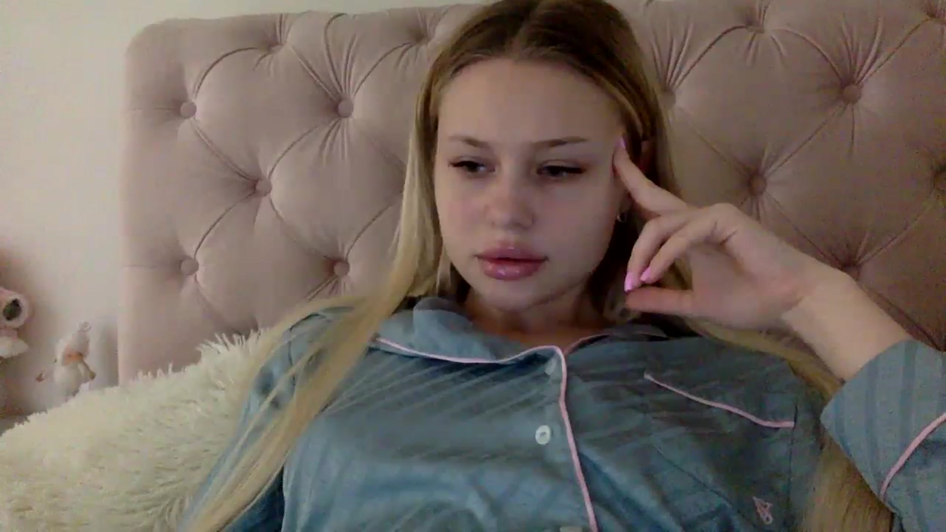 Gallery image thumbnail from StellaSol's myfreecams stream on, 12/15/2023, 08:35 image 17 of 20