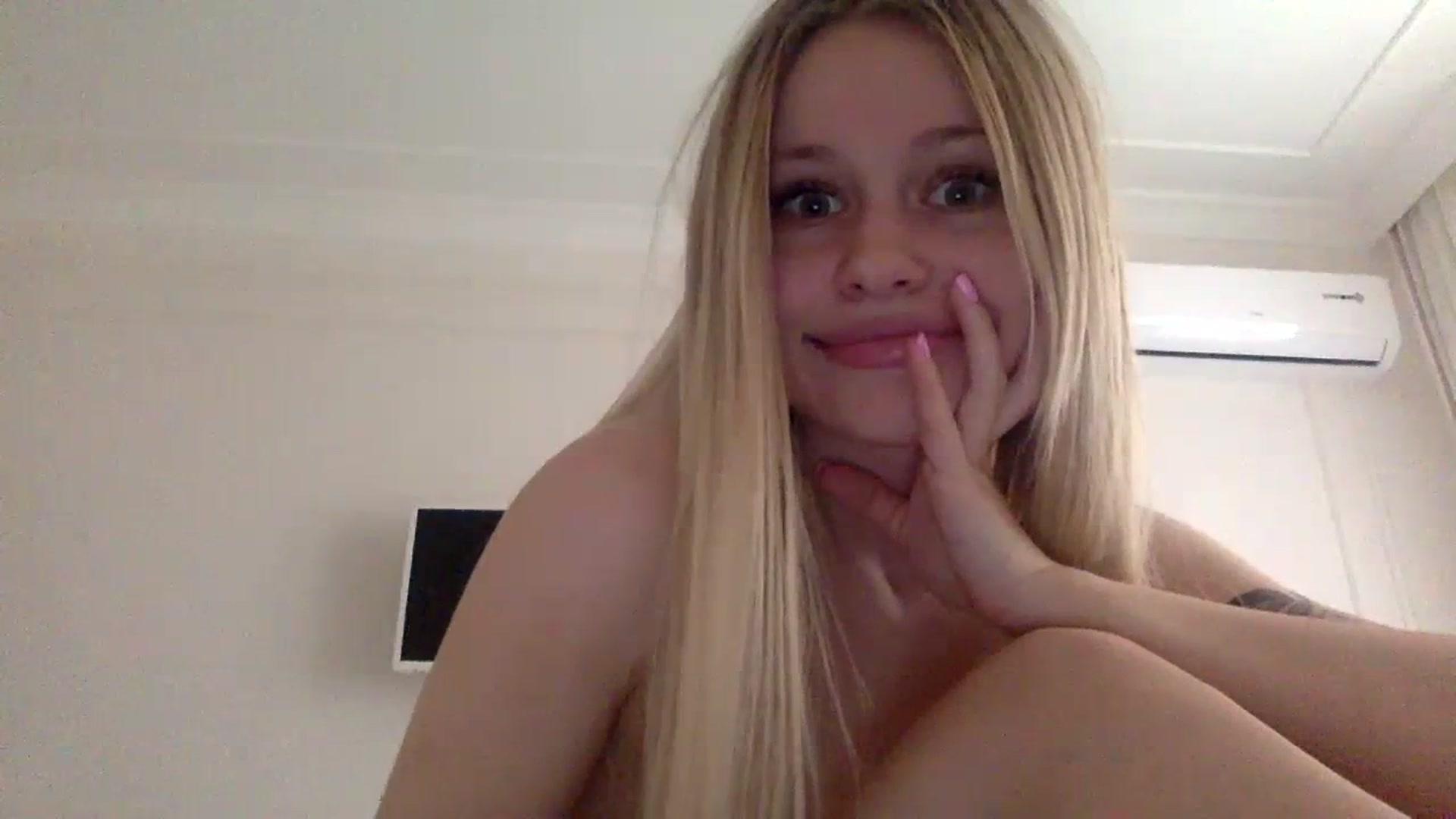 Gallery image thumbnail from StellaSol's myfreecams stream on, 12/17/2023, 13:31 image 13 of 20