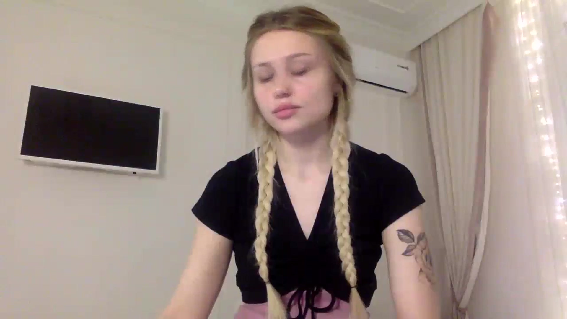Gallery image thumbnail from StellaSol's myfreecams stream on, 12/21/2023, 14:52 image 3 of 20