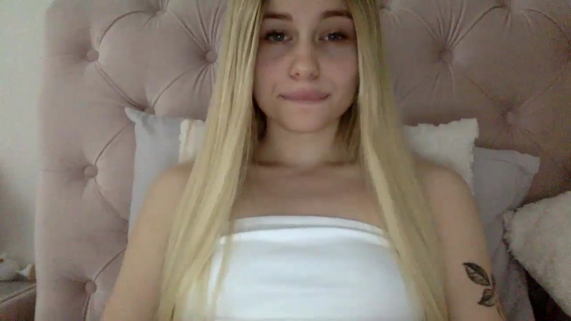 Gallery image thumbnail from StellaSol's myfreecams stream on, 01/05/2024, 12:57 image 17 of 20