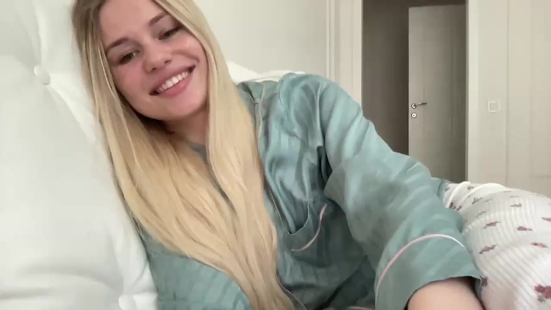 Gallery image thumbnail from StellaSol's myfreecams stream on, 01/09/2024, 08:00 image 1 of 20