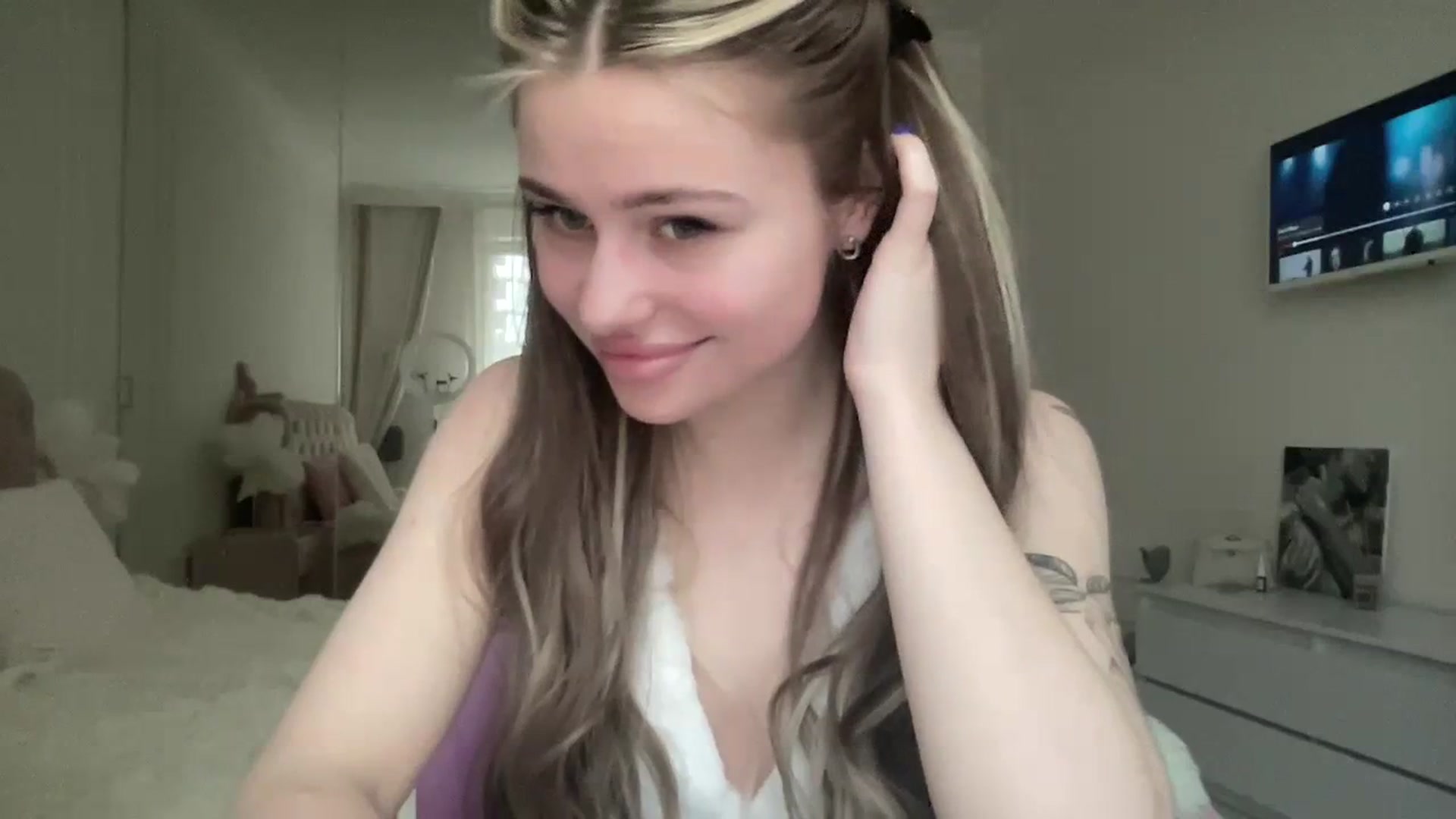 Gallery image thumbnail from StellaSol's myfreecams stream on, 02/11/2024, 14:32 image 14 of 20