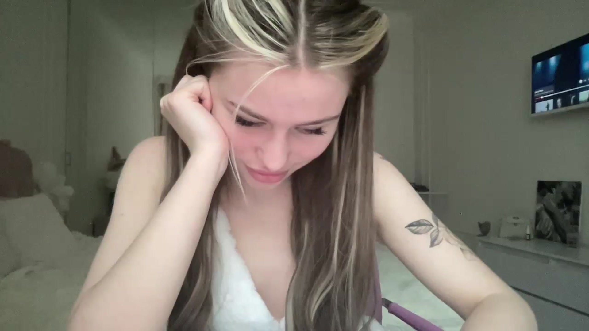 Gallery image thumbnail from StellaSol's myfreecams stream on, 02/11/2024, 14:32 image 17 of 20