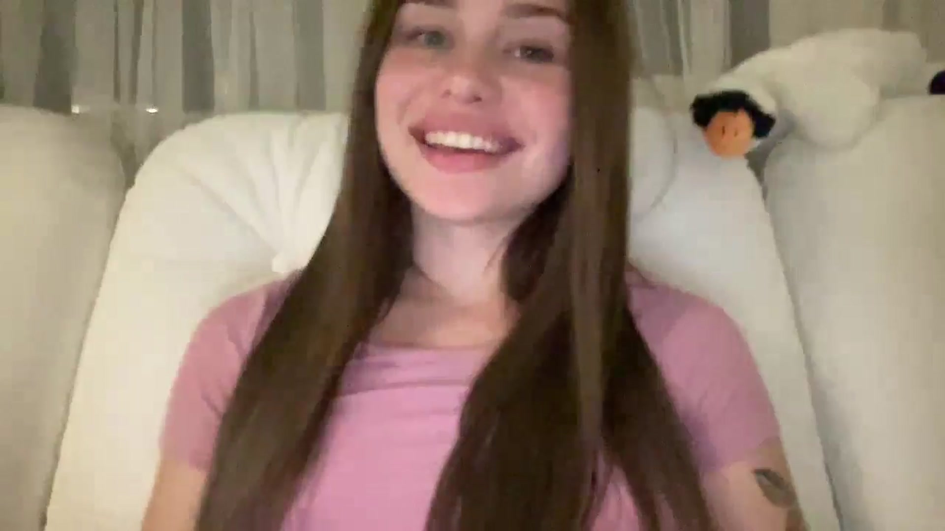 Gallery image thumbnail from StellaSol's myfreecams stream on, 06/12/2024, 21:51 image 15 of 20
