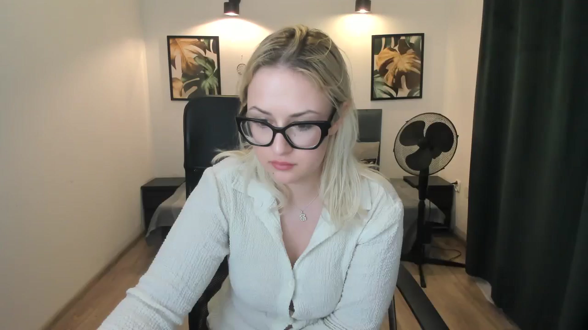 Gallery image thumbnail from Stella_L's myfreecams stream on, 04/20/2025, 18:26 image 15 of 20