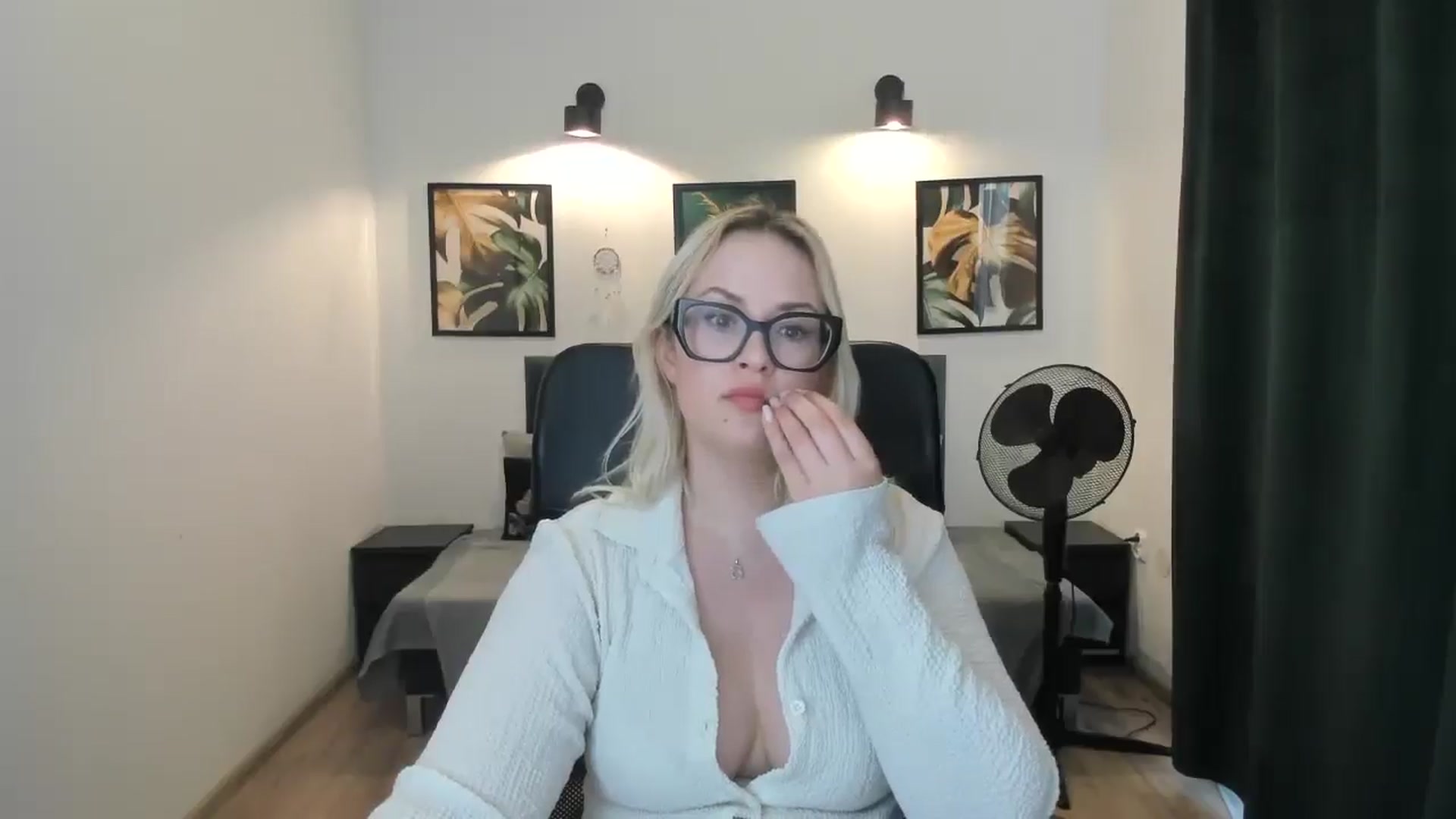 Gallery image thumbnail from Stella_L's myfreecams stream on, 04/20/2025, 18:26 image 7 of 20