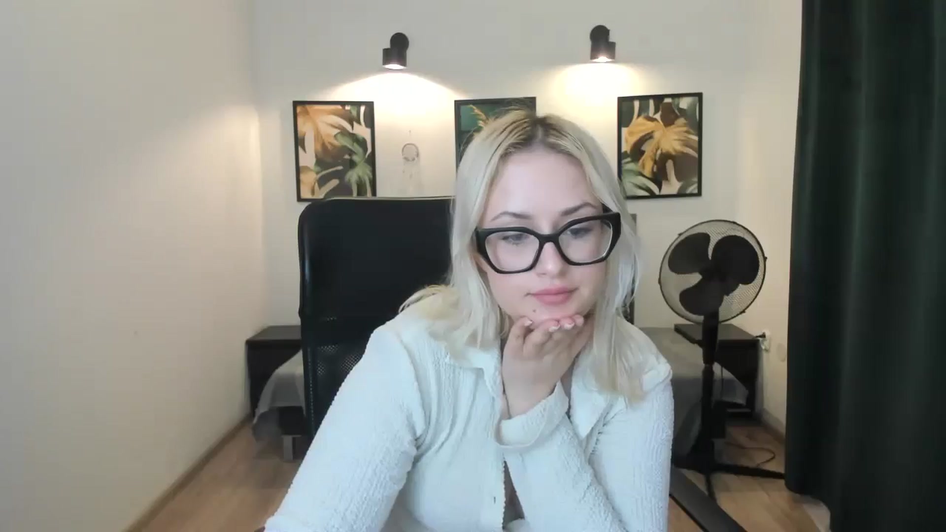 Gallery image thumbnail from Stella_L's myfreecams stream on, 04/20/2025, 20:41 image 9 of 20