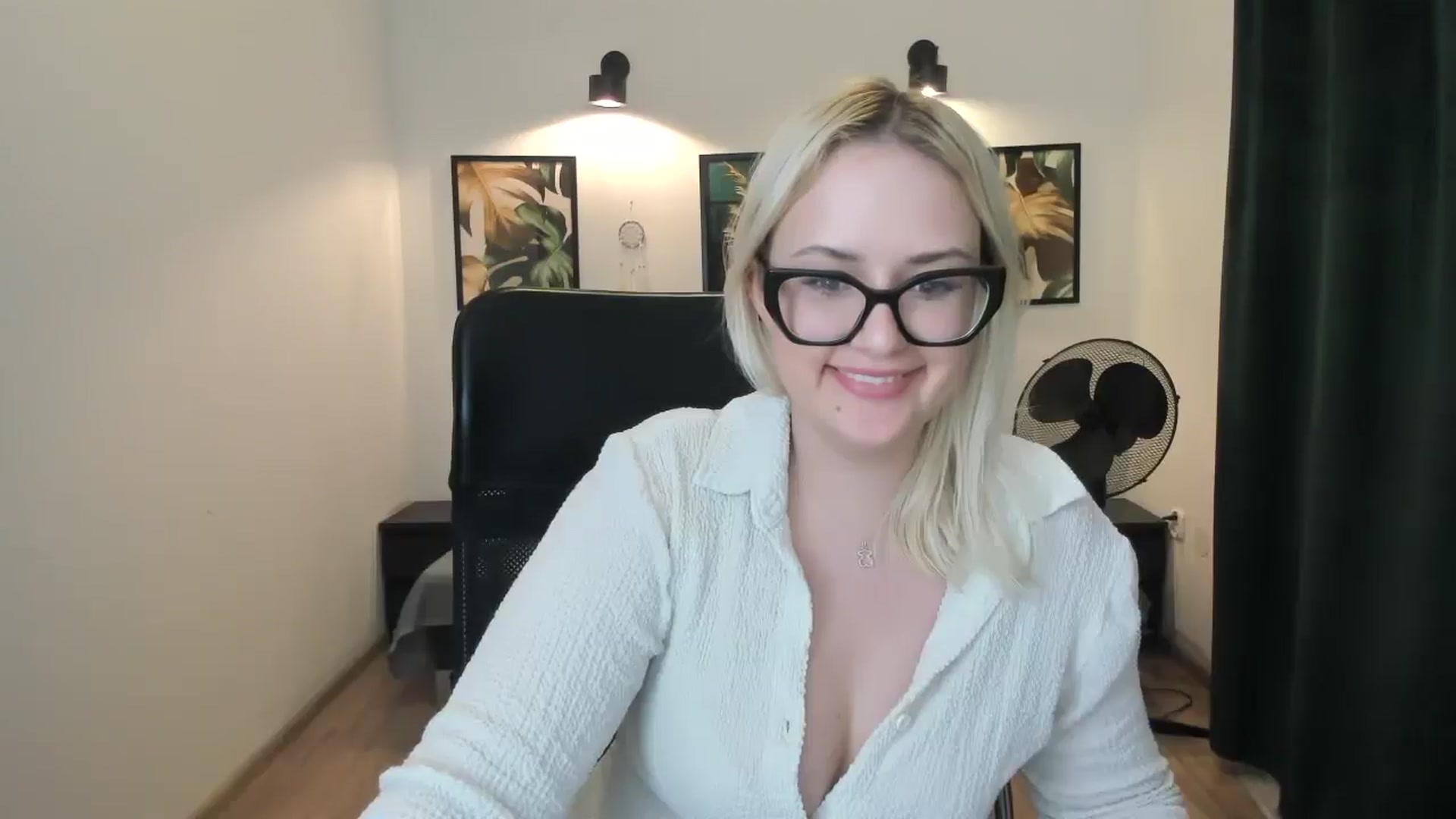 Gallery image thumbnail from Stella_L's myfreecams stream on, 04/20/2025, 20:41 image 20 of 20
