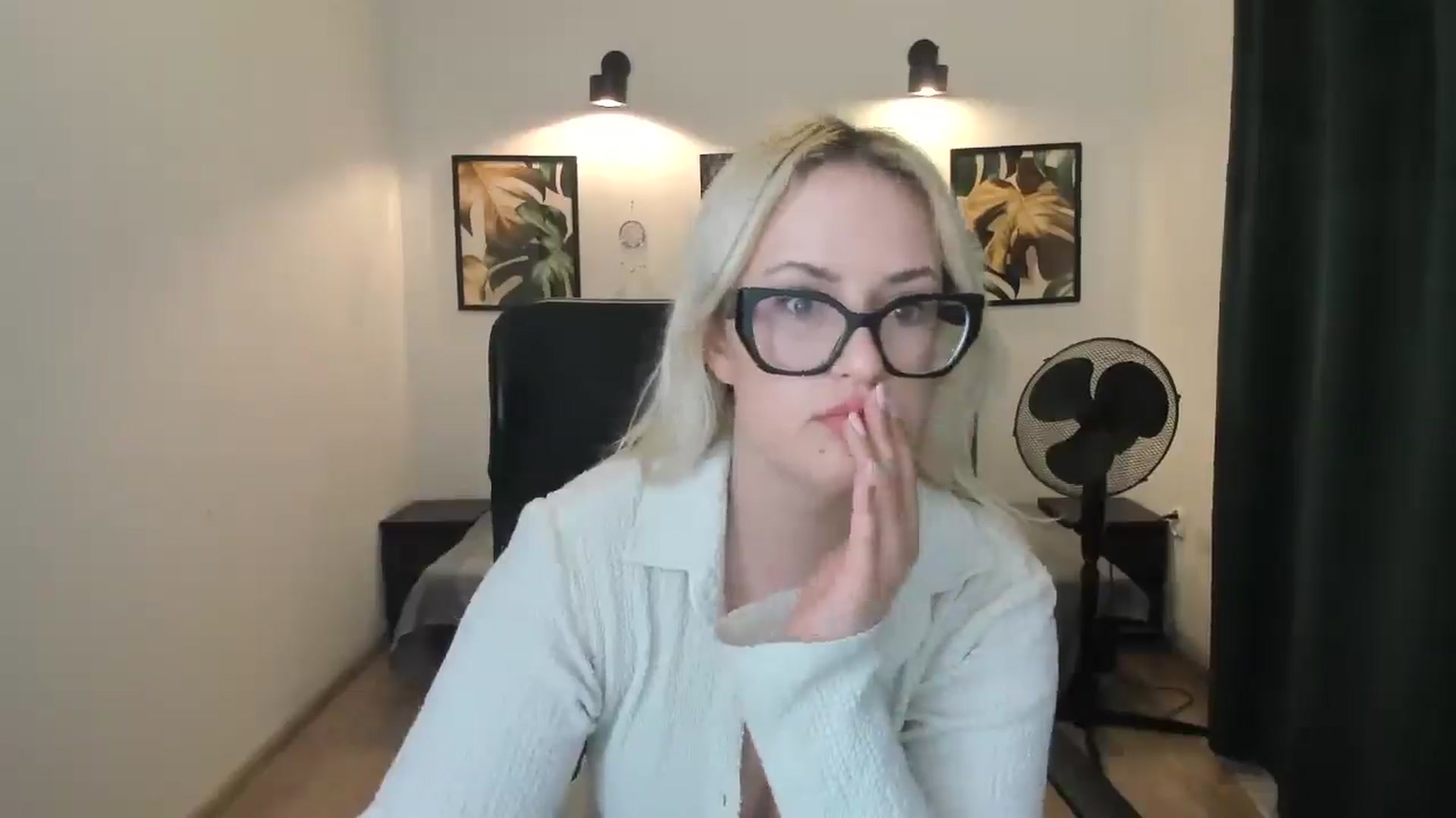 Gallery image thumbnail from Stella_L's myfreecams stream on, 04/20/2025, 20:41 image 7 of 20