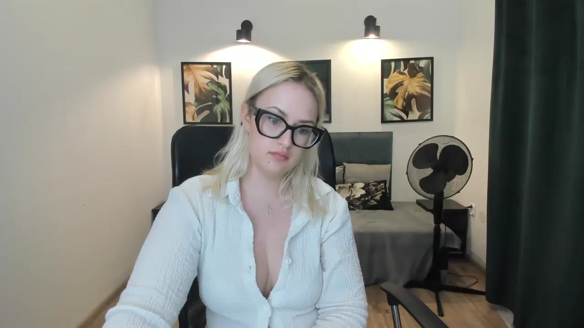 Gallery image thumbnail from Stella_L's myfreecams stream on, 04/20/2025, 20:41 image 15 of 20