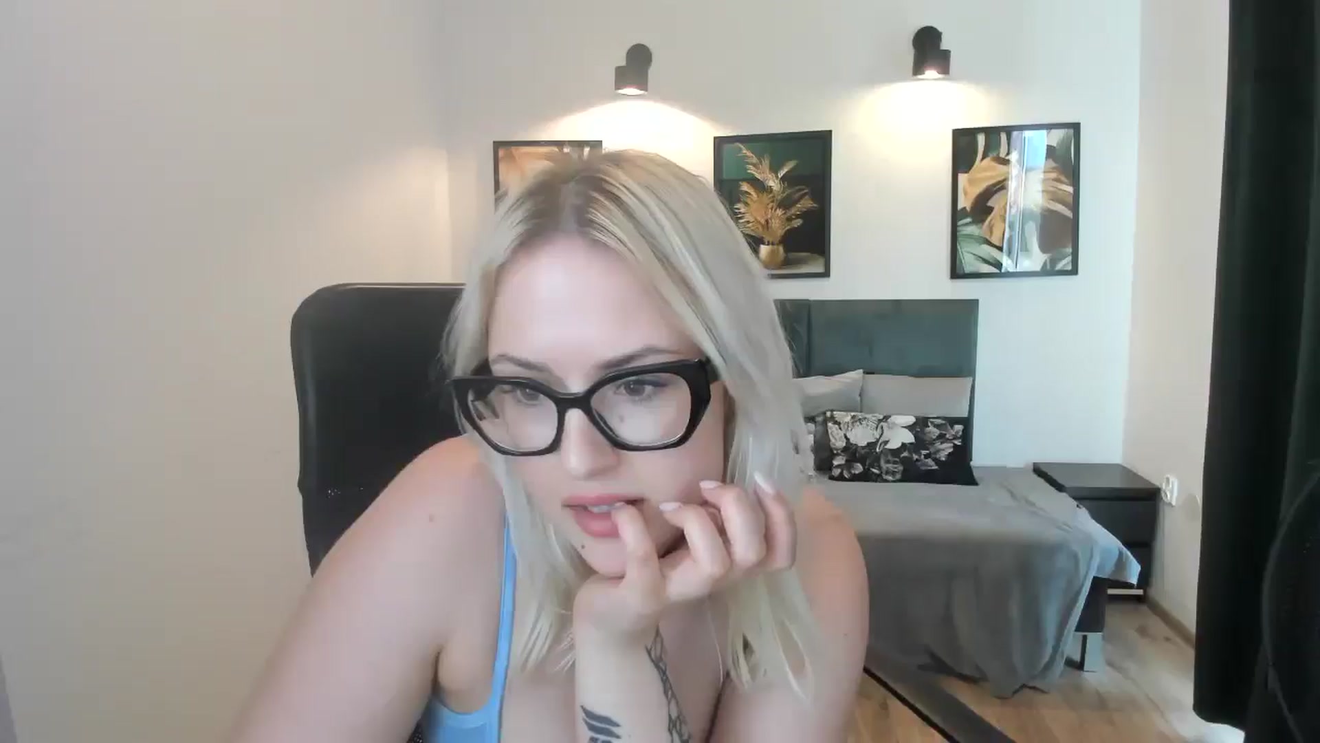 Gallery image thumbnail from Stella_L's myfreecams stream on, 04/21/2025, 17:04 image 11 of 20