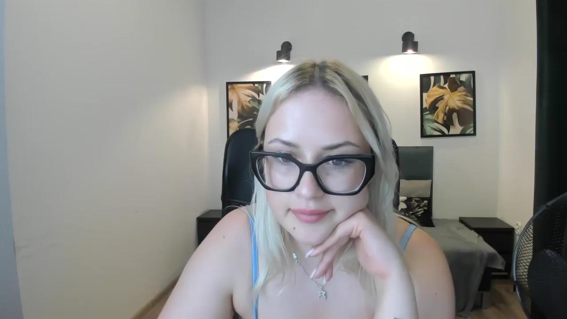 Gallery image thumbnail from Stella_L's myfreecams stream on, 04/21/2025, 18:46 image 17 of 20