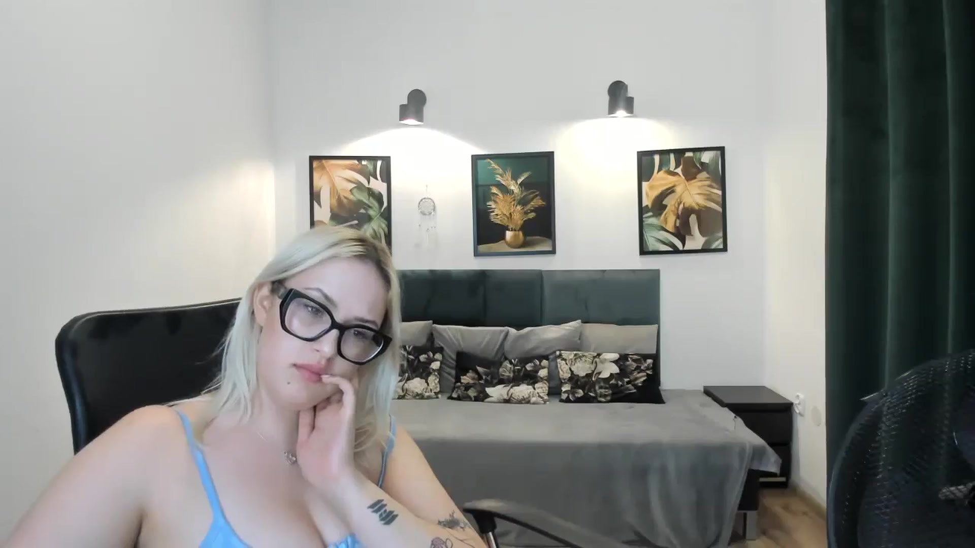 Gallery image thumbnail from Stella_L's myfreecams stream on, 04/21/2025, 19:42 image 14 of 20