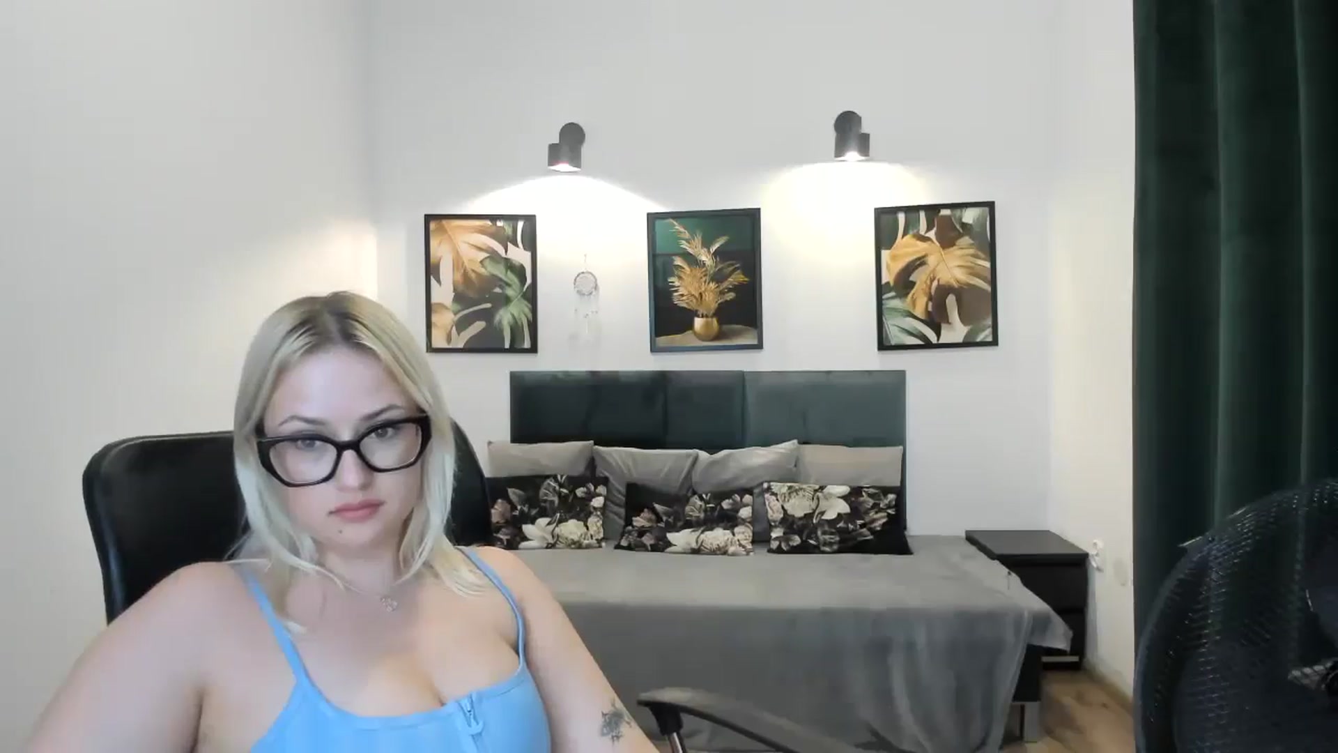 Gallery image thumbnail from Stella_L's myfreecams stream on, 04/21/2025, 19:42 image 17 of 20