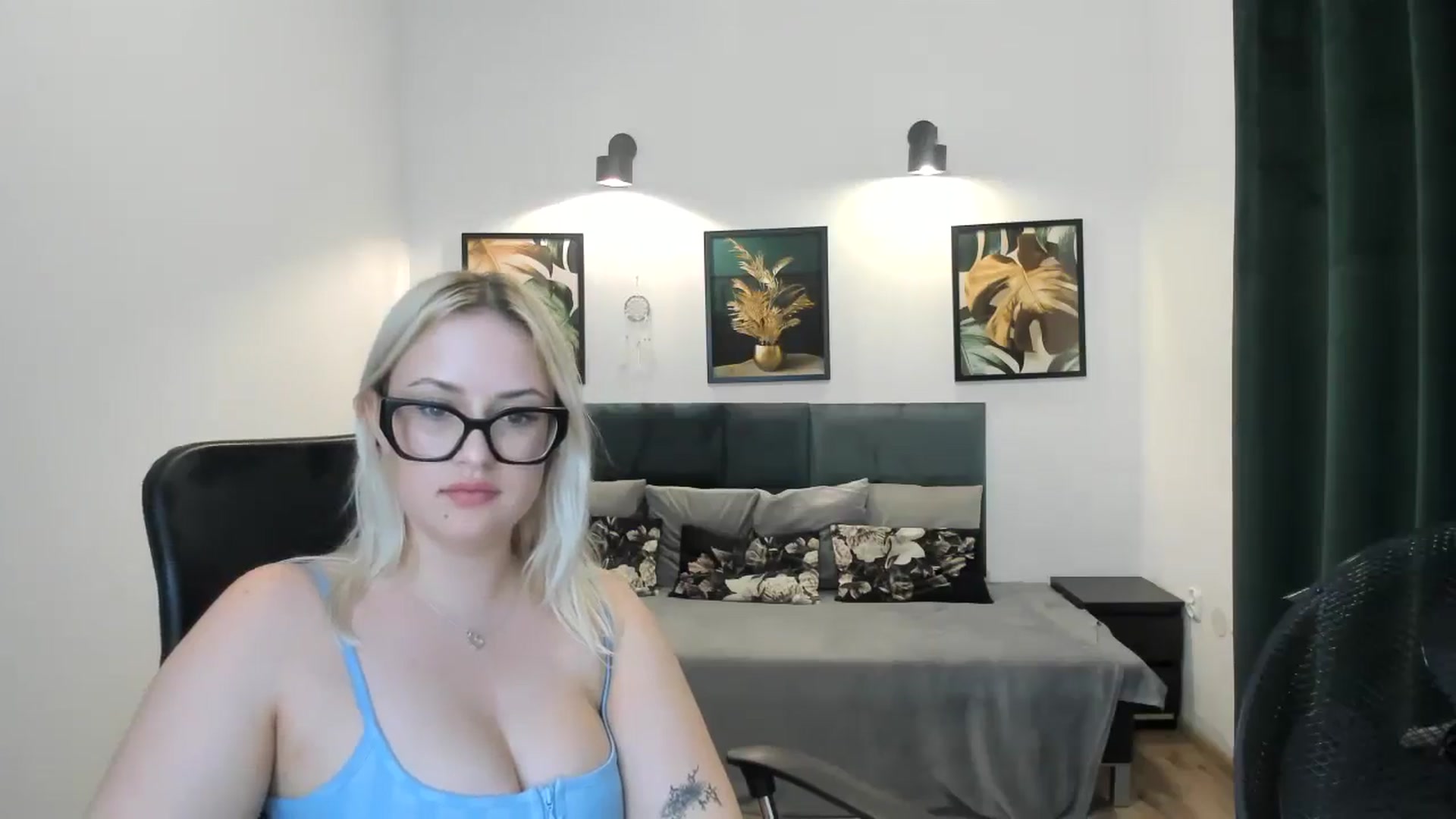 Gallery image thumbnail from Stella_L's myfreecams stream on, 04/21/2025, 19:42 image 7 of 20