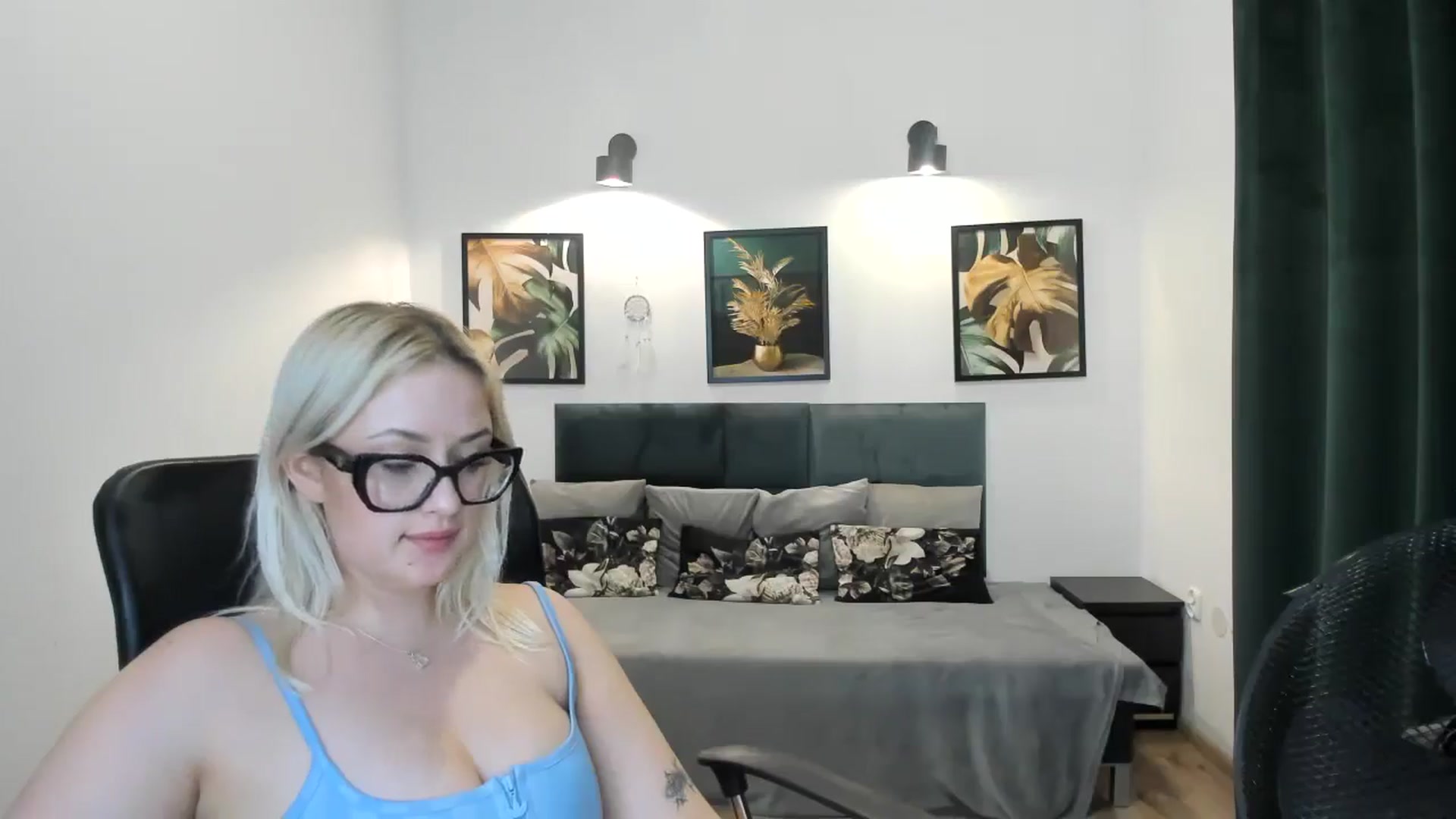 Gallery image thumbnail from Stella_L's myfreecams stream on, 04/21/2025, 19:42 image 18 of 20