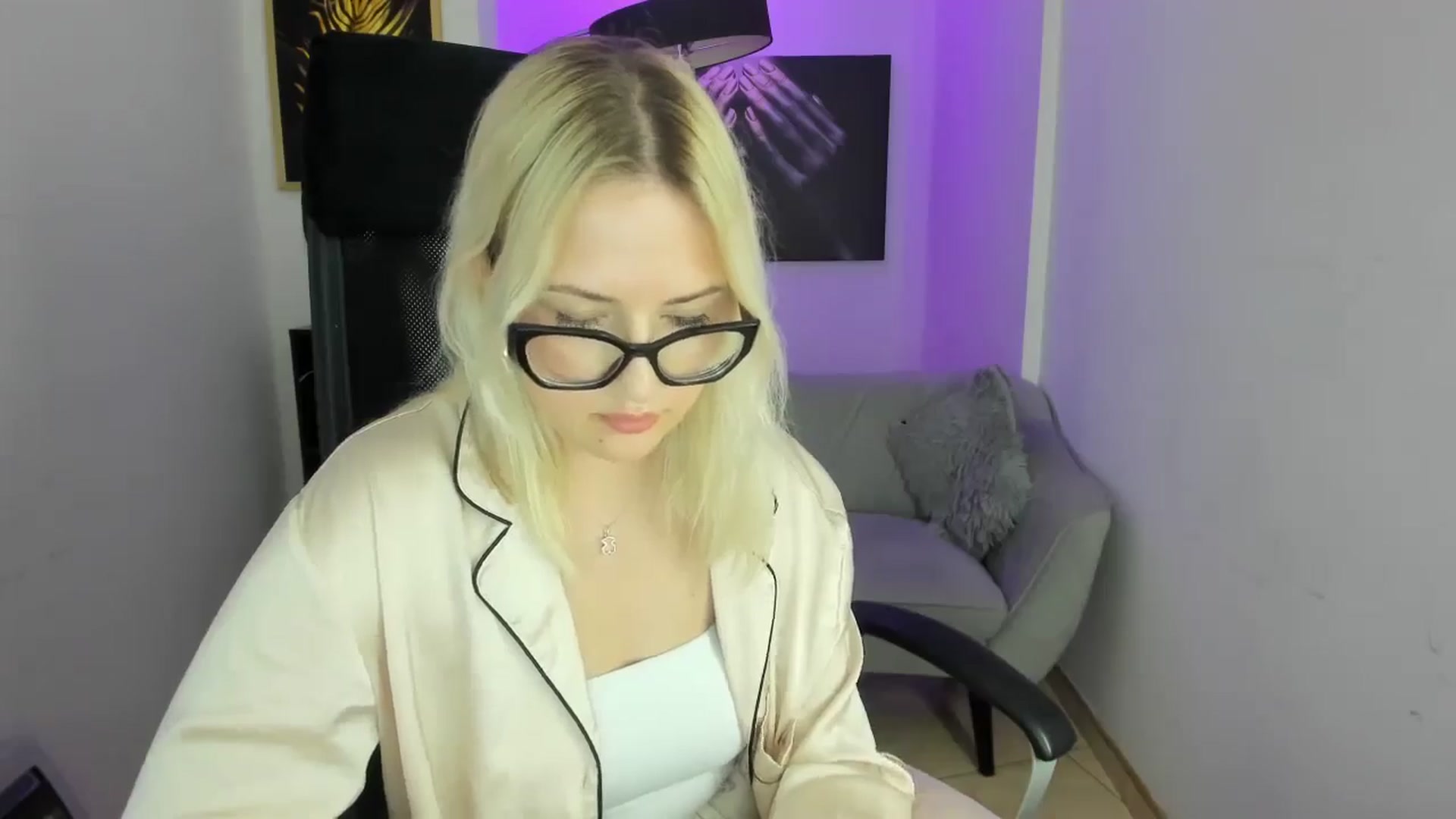 Gallery image thumbnail from Stella_L's myfreecams stream on, 04/24/2025, 18:14 image 6 of 20