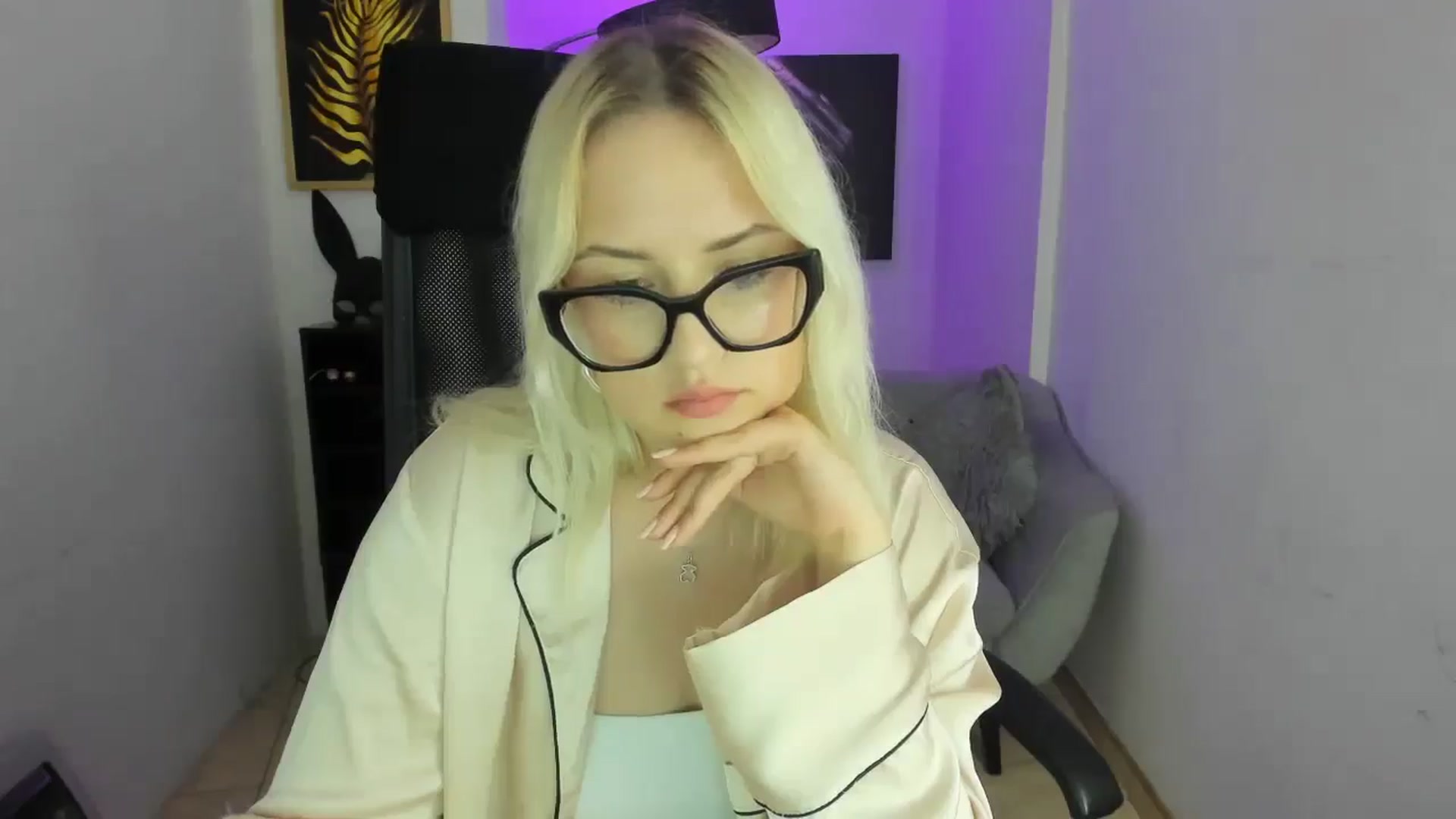 Gallery image thumbnail from Stella_L's myfreecams stream on, 04/24/2025, 18:14 image 9 of 20