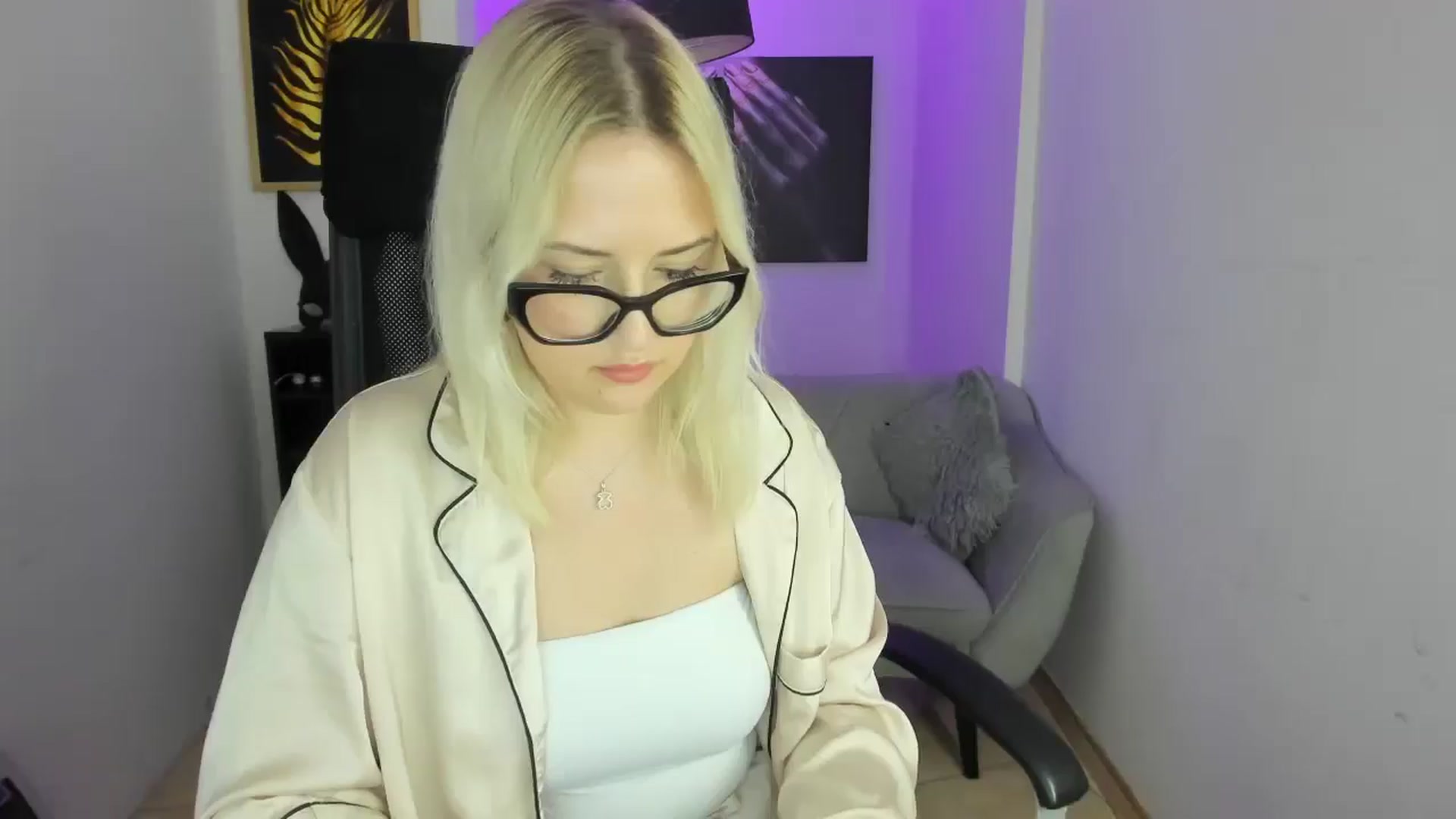 Gallery image thumbnail from Stella_L's myfreecams stream on, 04/24/2025, 18:14 image 5 of 20