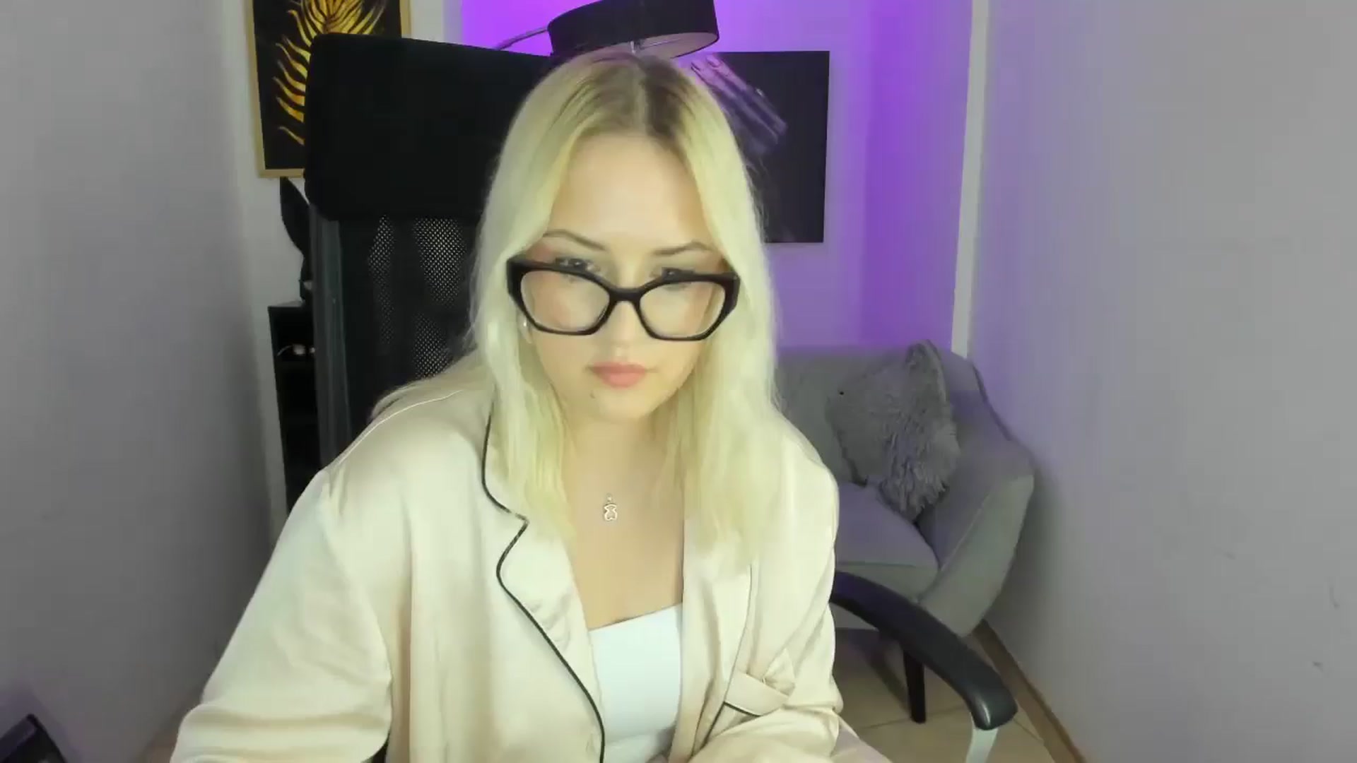 Gallery image thumbnail from Stella_L's myfreecams stream on, 04/24/2025, 18:14 image 7 of 20