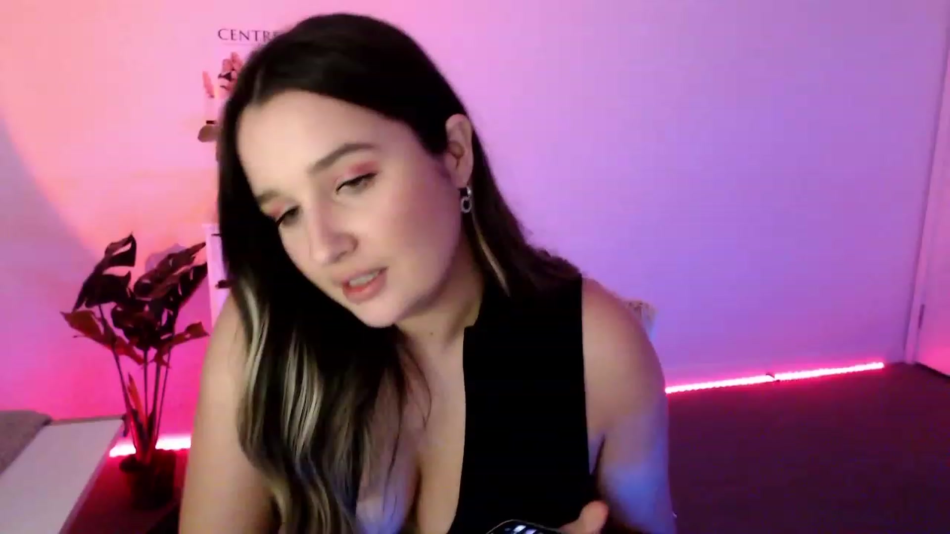 Gallery image thumbnail from StonksRoom's myfreecams stream on, 08/04/2023, 10:25 image 16 of 20