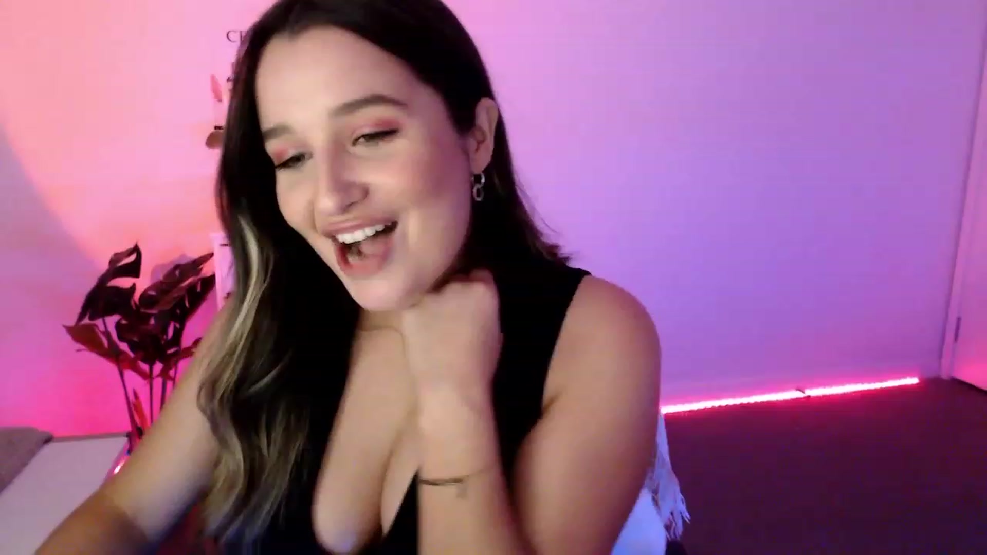 Gallery image thumbnail from StonksRoom's myfreecams stream on, 08/04/2023, 10:25 image 10 of 20
