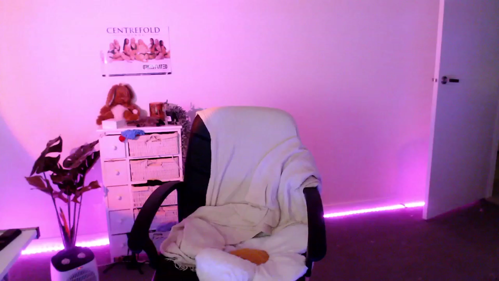 Gallery image thumbnail from StonksRoom's myfreecams stream on, 09/09/2023, 10:49 image 16 of 20