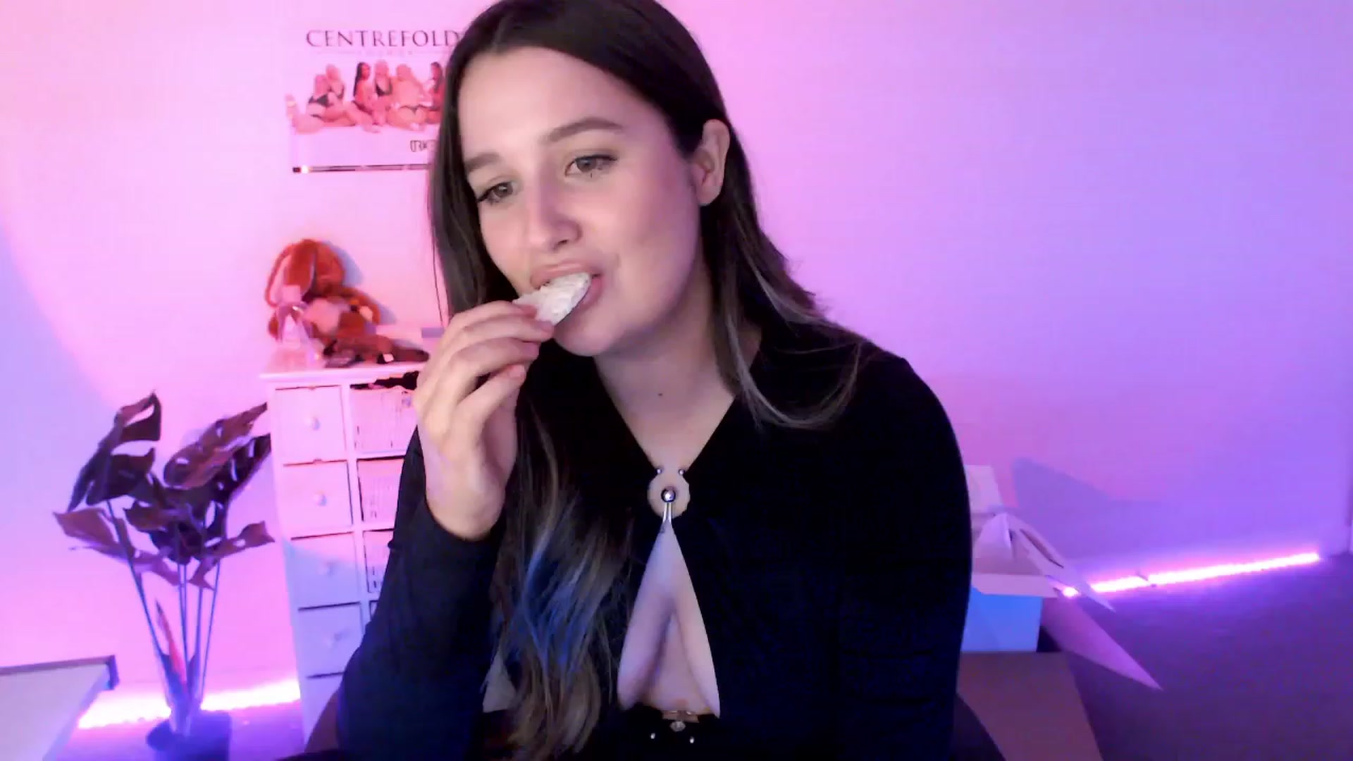 Gallery image thumbnail from StonksRoom's myfreecams stream on, 10/05/2023, 10:49 image 7 of 20