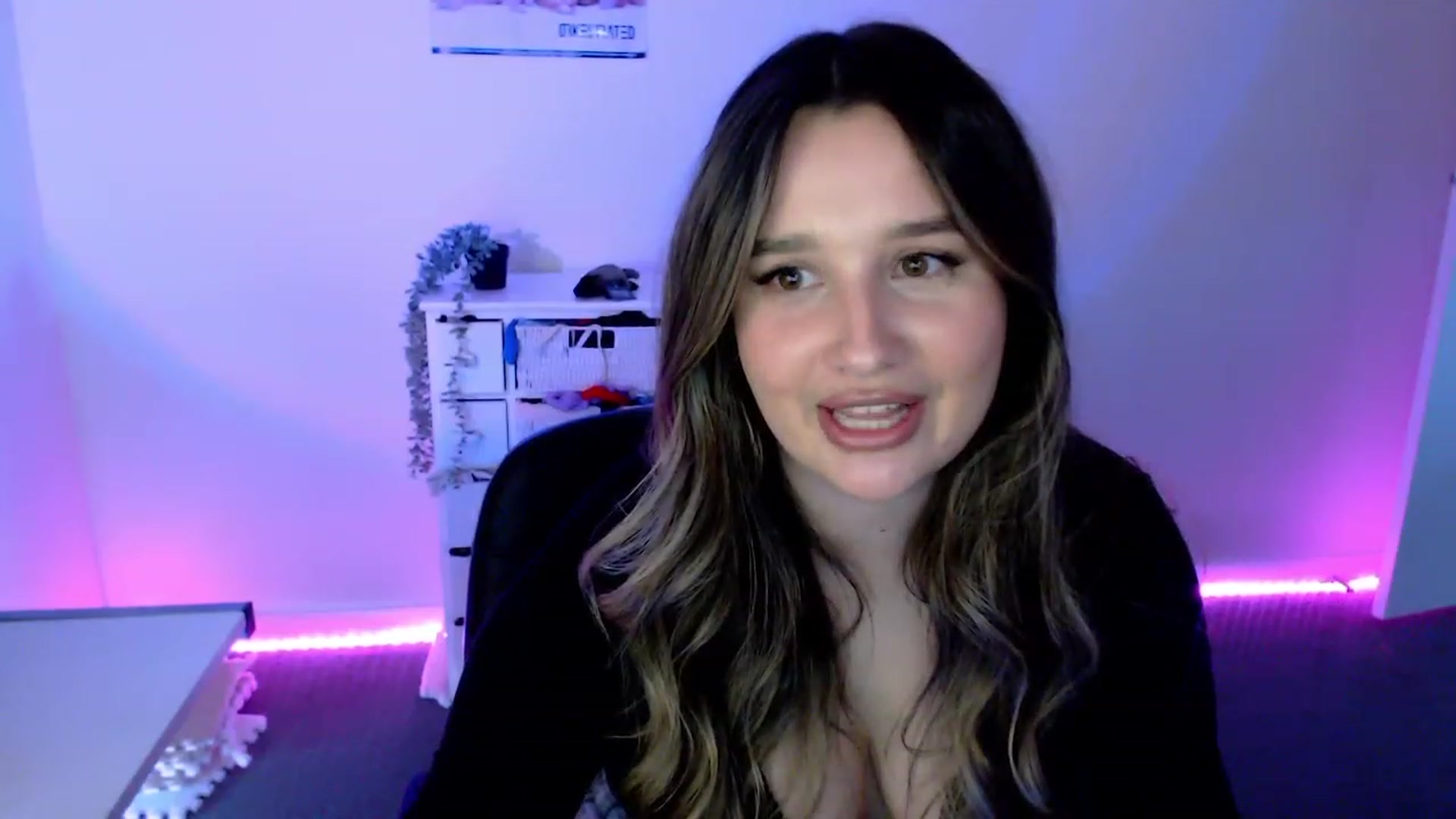 Gallery image thumbnail from StonksRoom's myfreecams stream on, 03/08/2024, 10:24 image 6 of 20