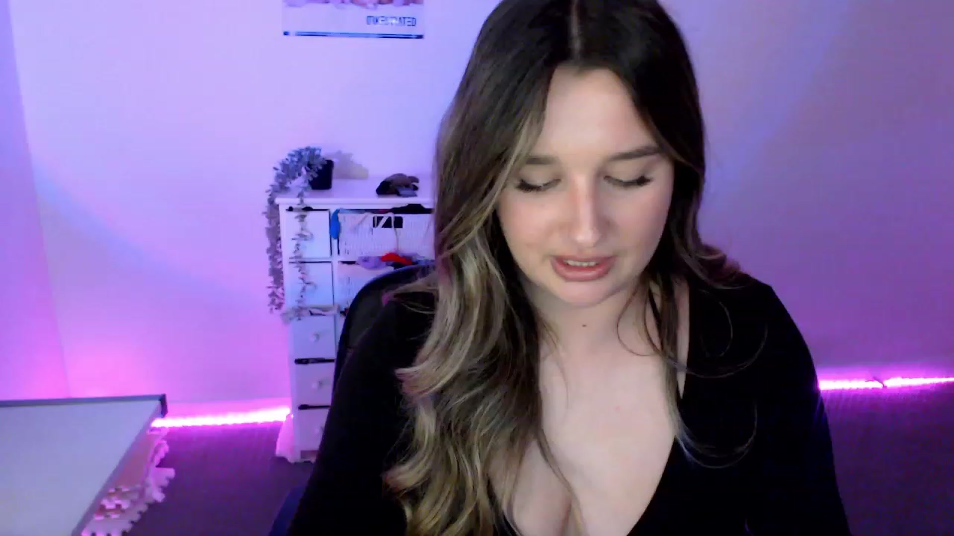 Gallery image thumbnail from StonksRoom's myfreecams stream on, 03/08/2024, 10:24 image 17 of 20