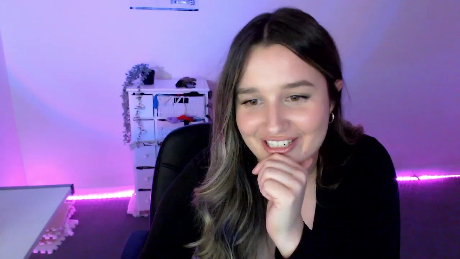 Gallery image thumbnail from StonksRoom's myfreecams stream on, 03/08/2024, 11:27 image 3 of 20