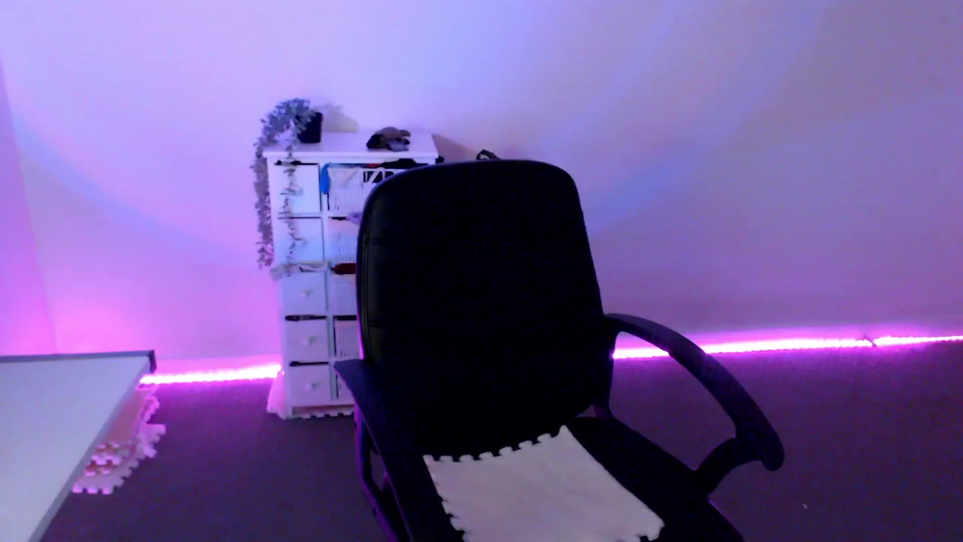 Gallery image thumbnail from StonksRoom's myfreecams stream on, 03/08/2024, 11:27 image 10 of 20