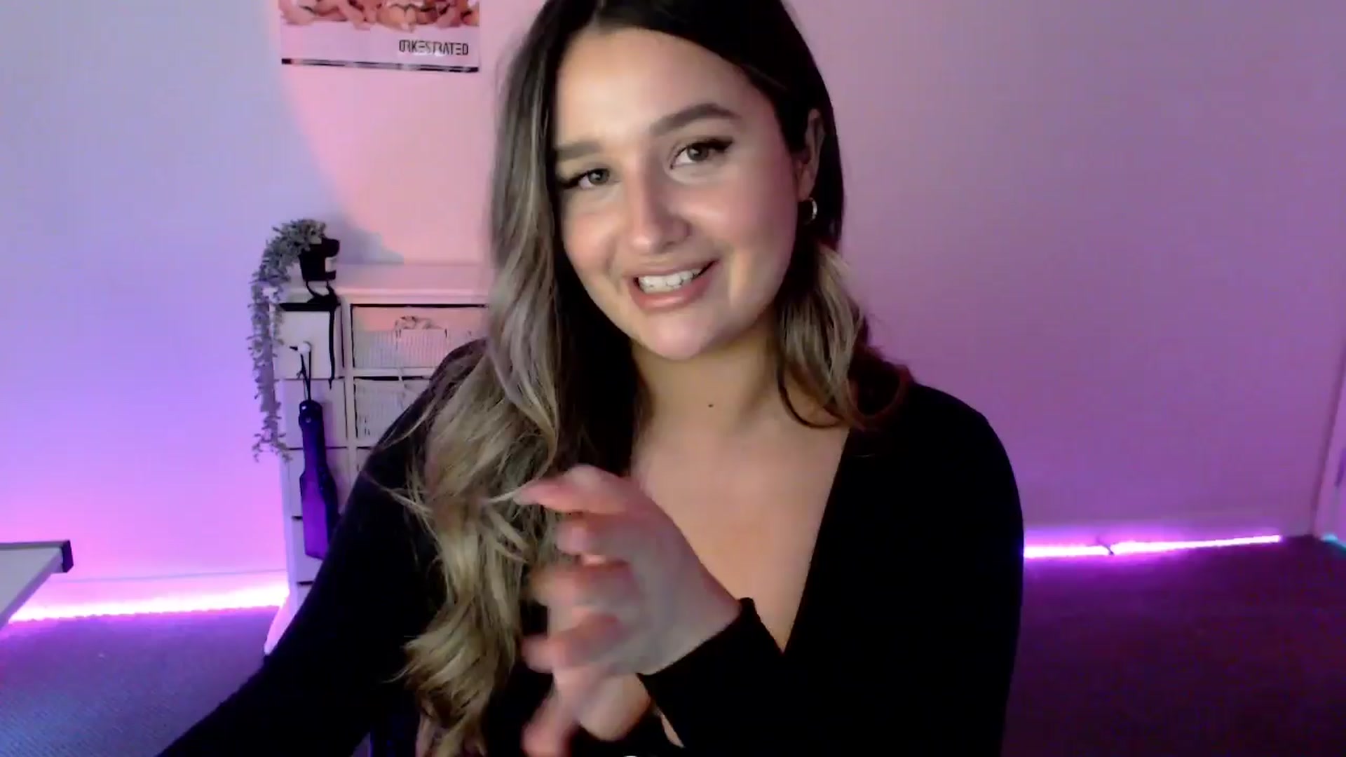 Gallery image thumbnail from StonksRoom's myfreecams stream on, 03/21/2024, 08:03 image 19 of 20