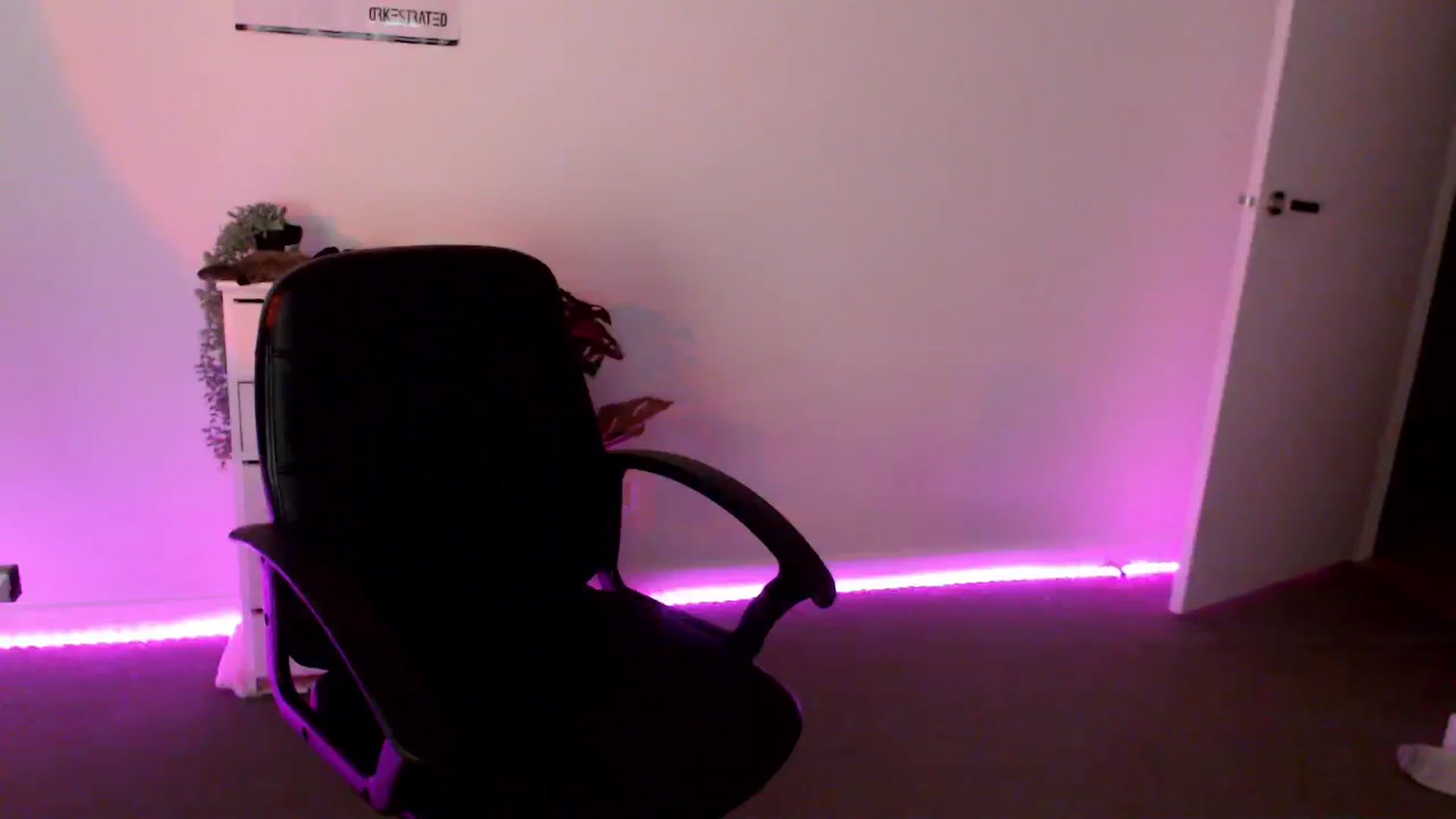 Gallery image thumbnail from StonksRoom's myfreecams stream on, 03/22/2024, 12:21 image 13 of 20