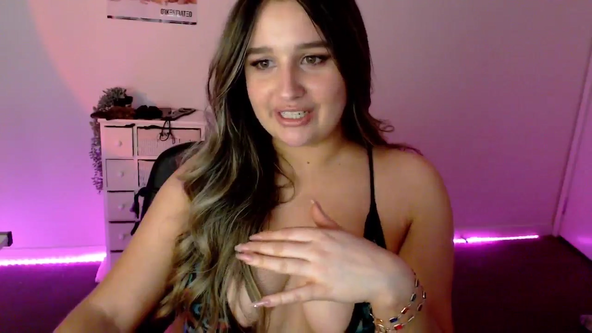 Gallery image thumbnail from StonksRoom's myfreecams stream on, 03/22/2024, 13:17 image 3 of 20