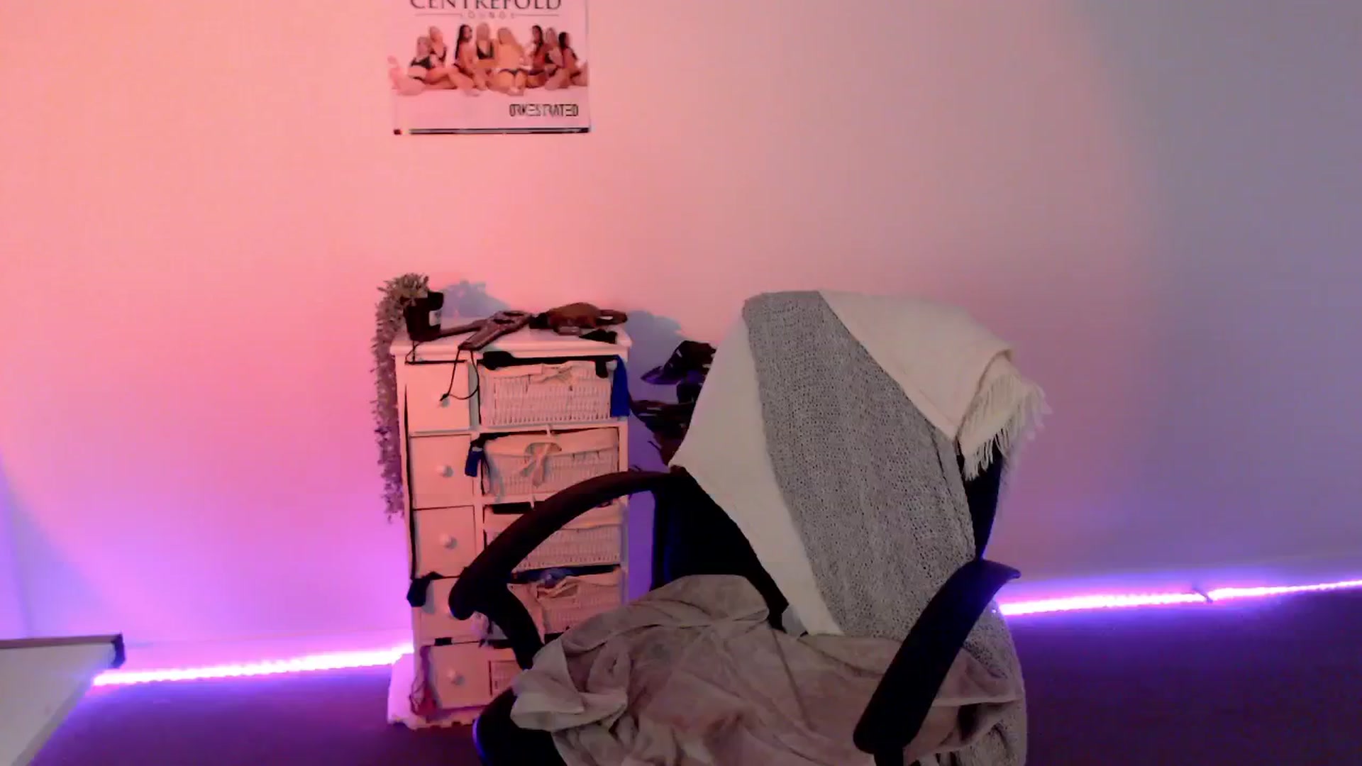 Gallery image thumbnail from StonksRoom's myfreecams stream on, 06/09/2024, 14:16 image 15 of 20