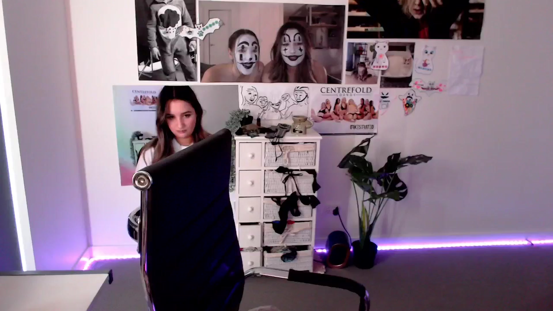 Gallery image thumbnail from StonksRoom's myfreecams stream on, 01/14/2025, 08:54 image 10 of 20