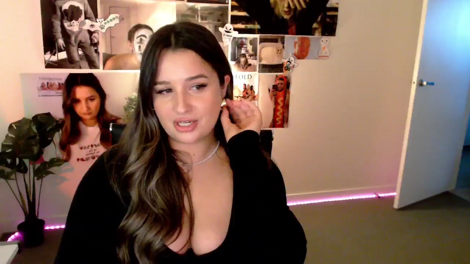 Gallery image thumbnail from StonksRoom's myfreecams stream on, 02/07/2025, 09:34 image 5 of 20