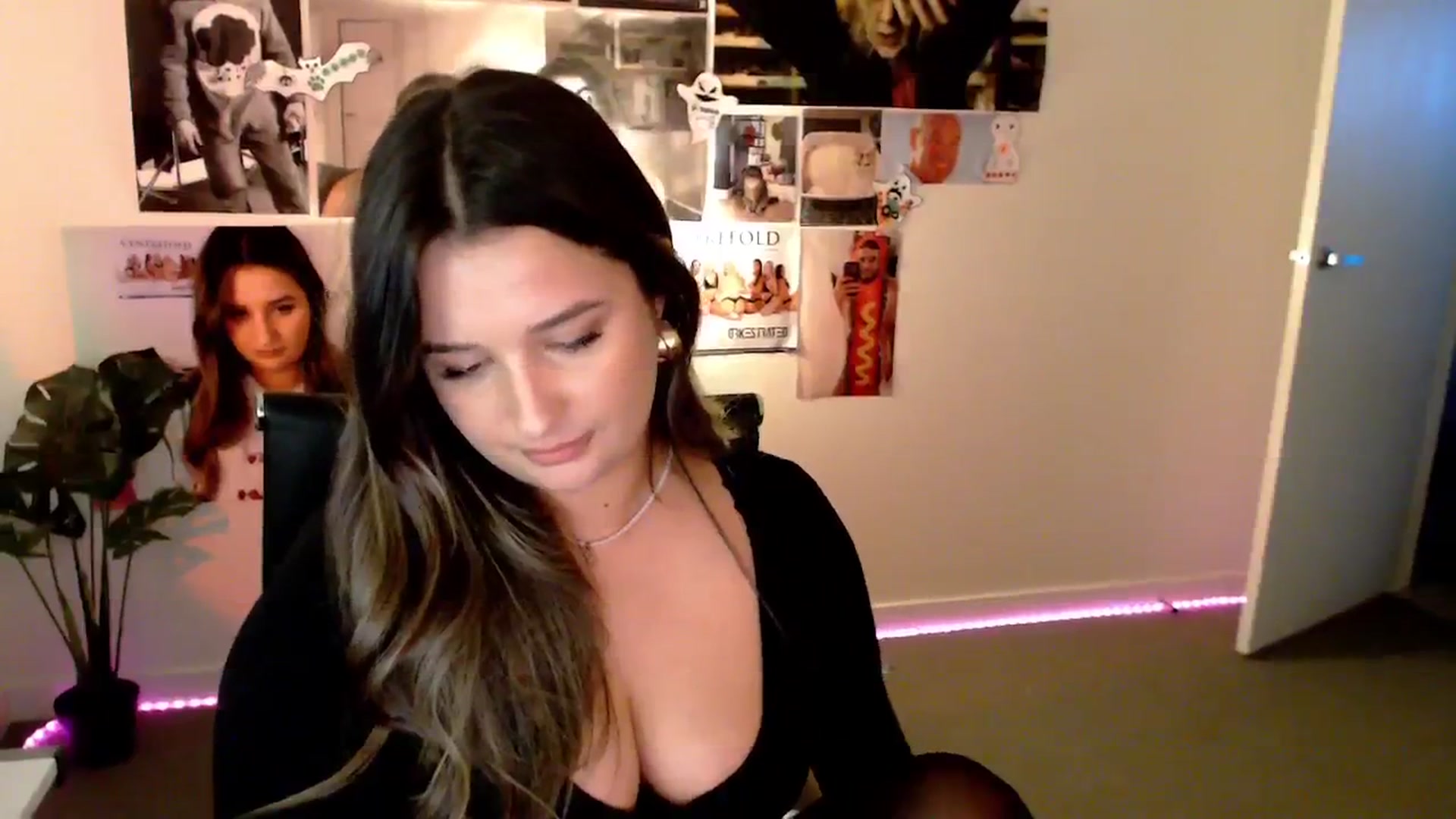 Gallery image thumbnail from StonksRoom's myfreecams stream on, 02/07/2025, 09:34 image 13 of 20