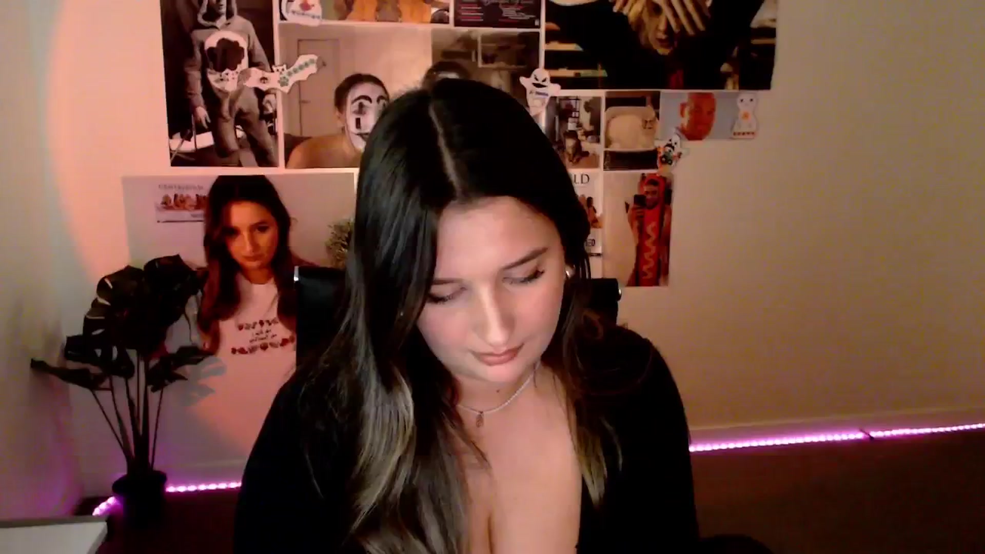 Gallery image thumbnail from StonksRoom's myfreecams stream on, 02/07/2025, 10:42 image 8 of 20