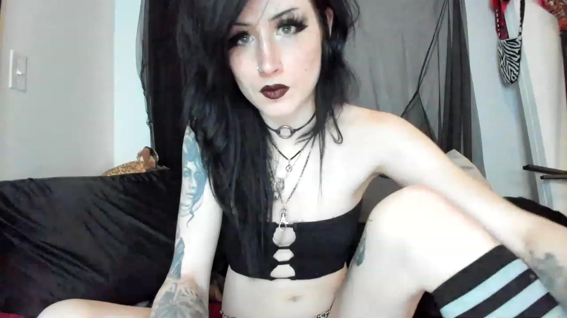 Gallery image thumbnail from StormiBlu's myfreecams stream on, 04/06/2023, 24:43 image 7 of 20
