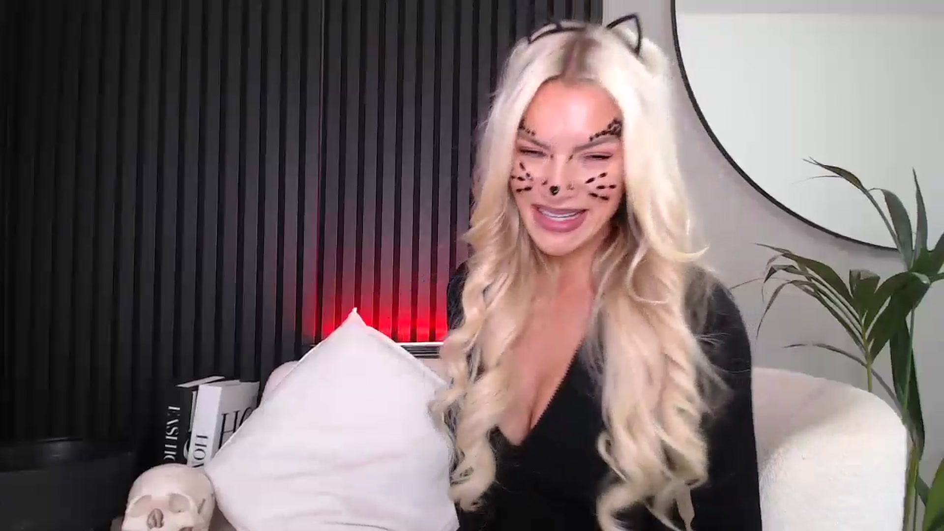 Gallery image thumbnail from Stormi_Mack_x's myfreecams stream on, 10/31/2024, 12:43 image 17 of 20