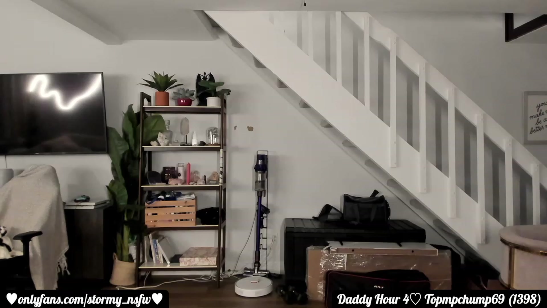 Gallery image thumbnail from Stormy's myfreecams stream on, 02/08/2023, 07:44 image 10 of 20
