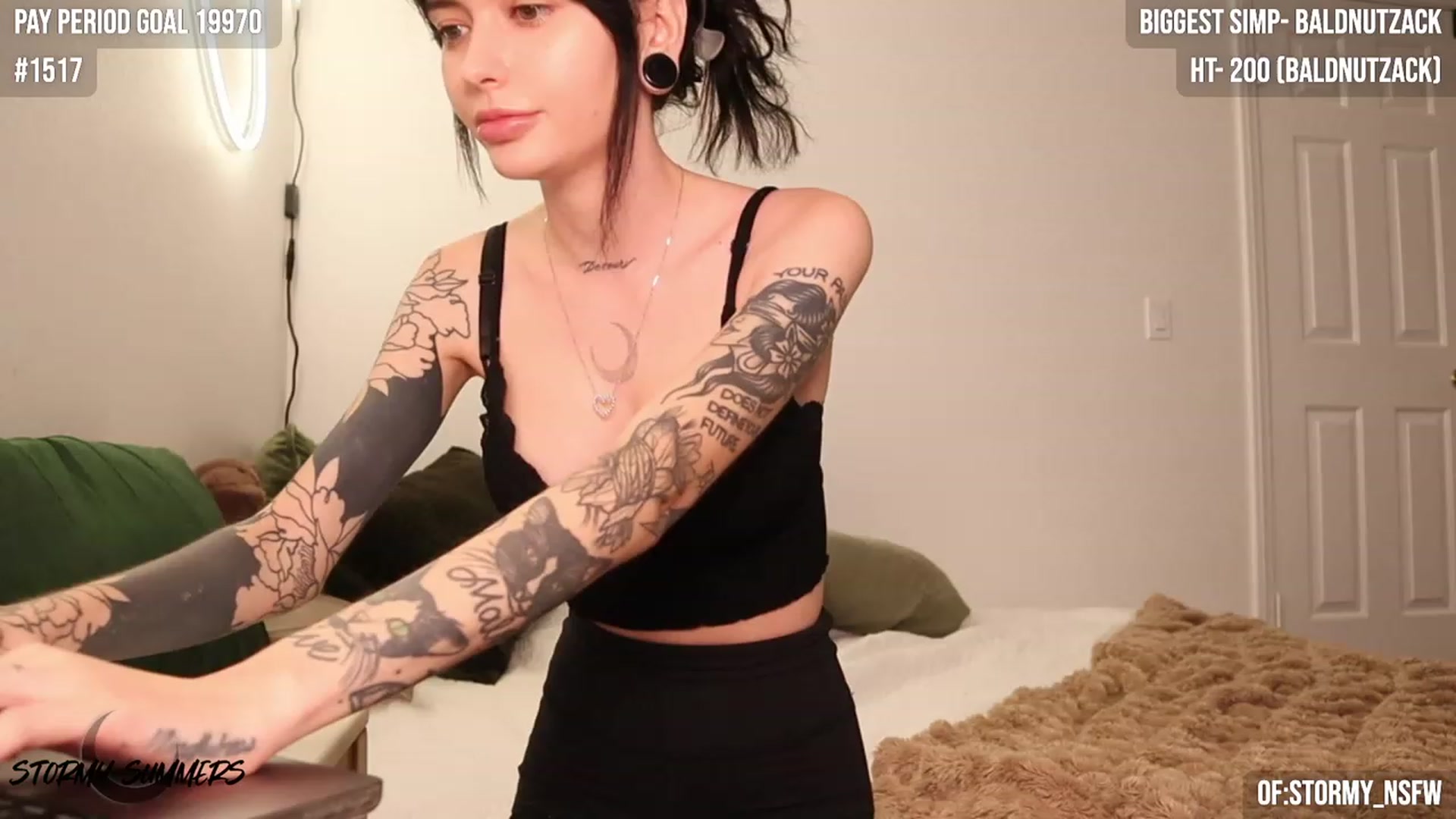 Gallery image thumbnail from Stormy's myfreecams stream on, 11/15/2023, 03:11 image 7 of 20