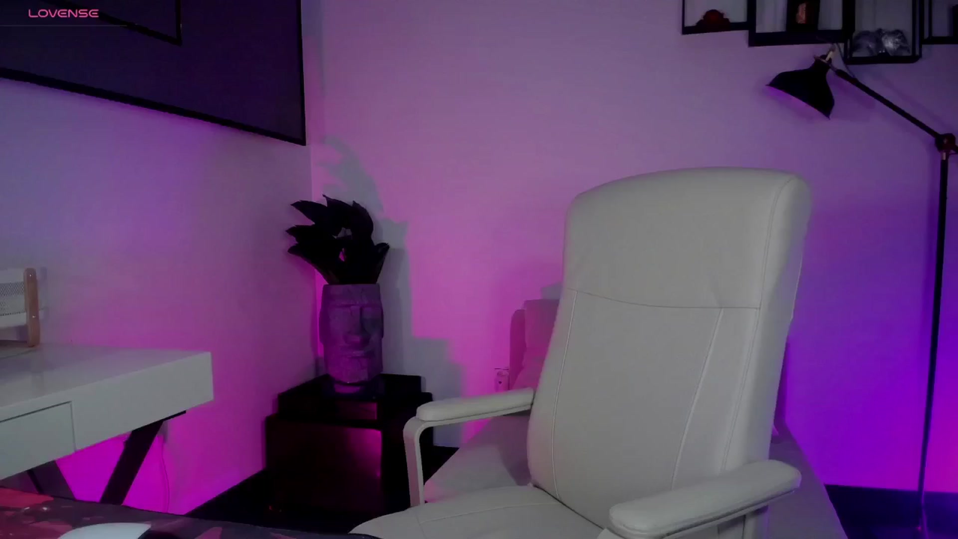 Gallery image thumbnail from Str8toheaven's myfreecams stream on, 12/17/2024, 18:52 image 9 of 20