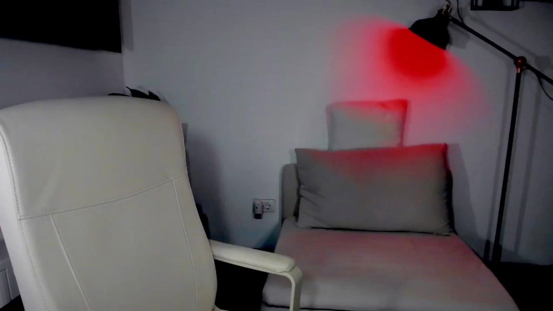 Gallery image thumbnail from Str8toheaven's myfreecams stream on, 04/18/2025, 19:04 image 2 of 20